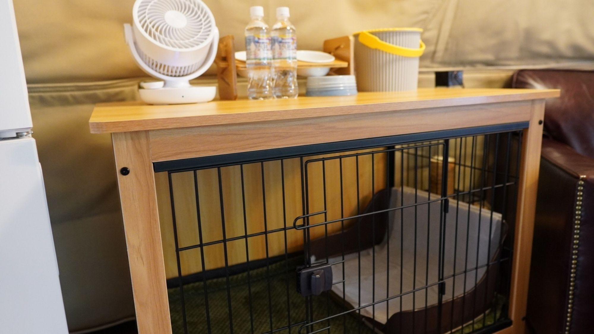 愛犬も大切なゲスト。専用アメニティと清潔なケージを備えた、おもてなしのドッグルーム。