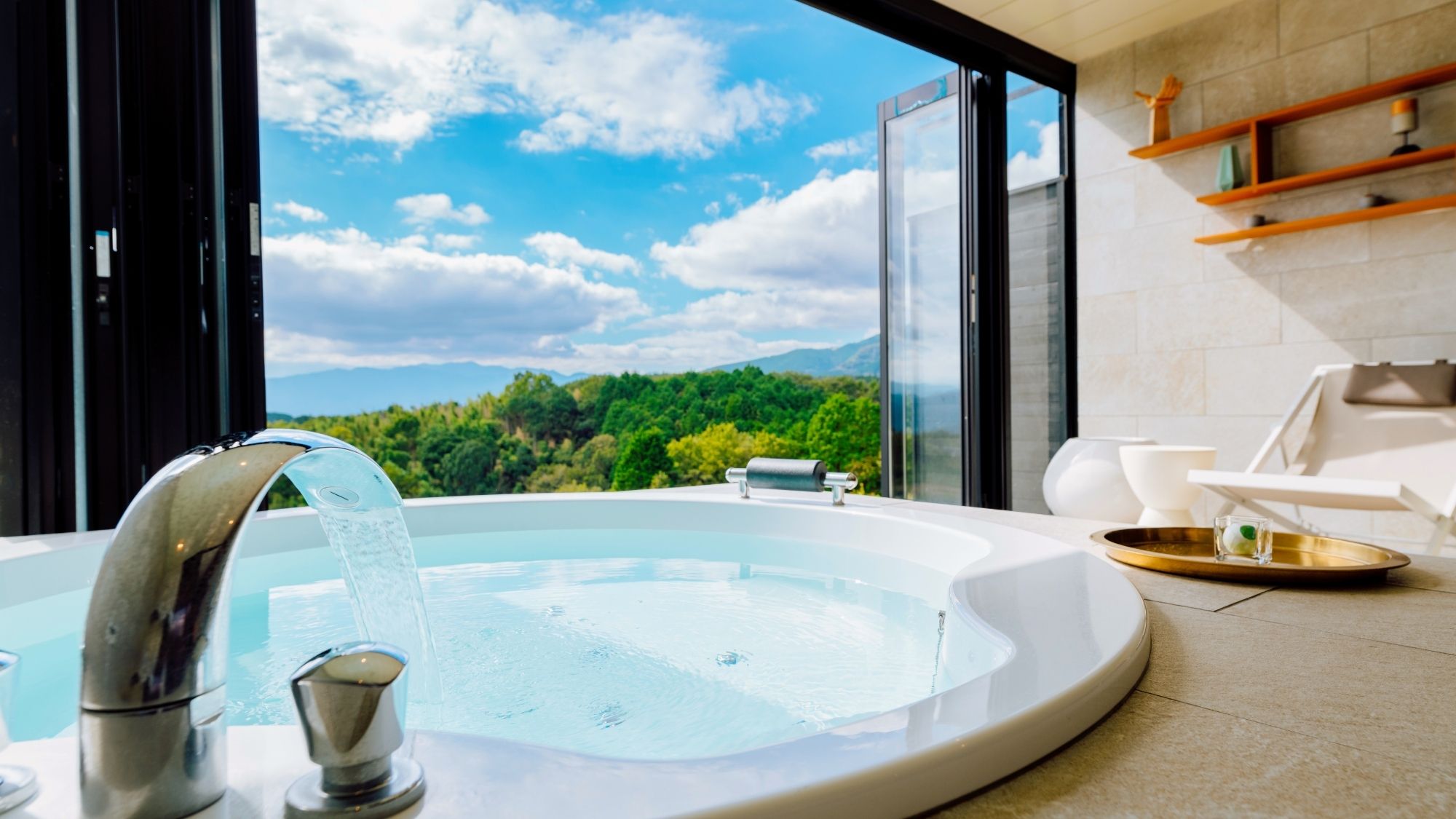 絶景を独り占め！ジャグジー付きの最上級の贅沢を味わえるお部屋です。