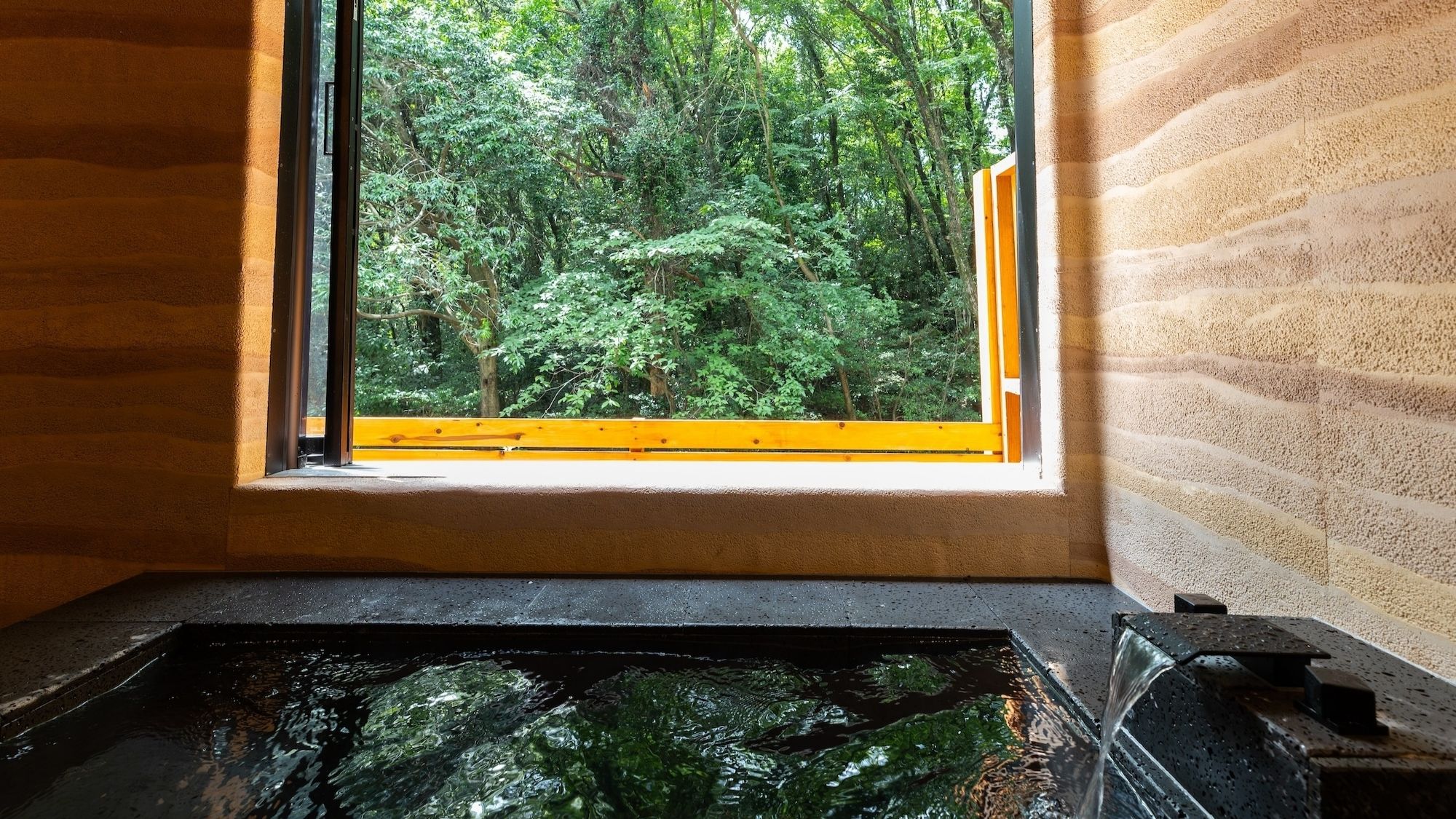 雨の日も安心の半露天。湯布院の緑と静寂に包まれる癒やしの湯。