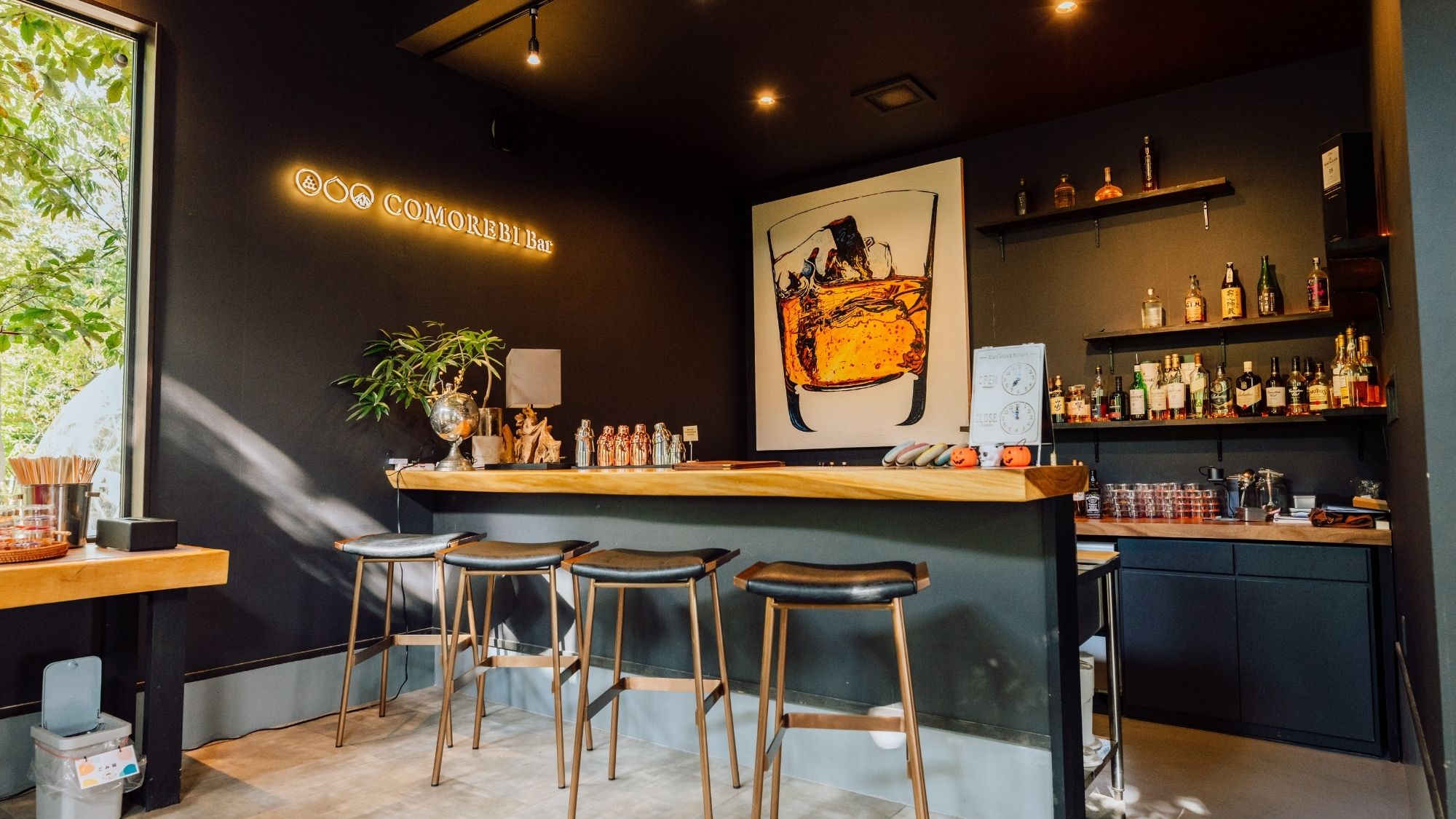 母屋にはスタイリッシュな『COMOREBI Bar』をご用意。
