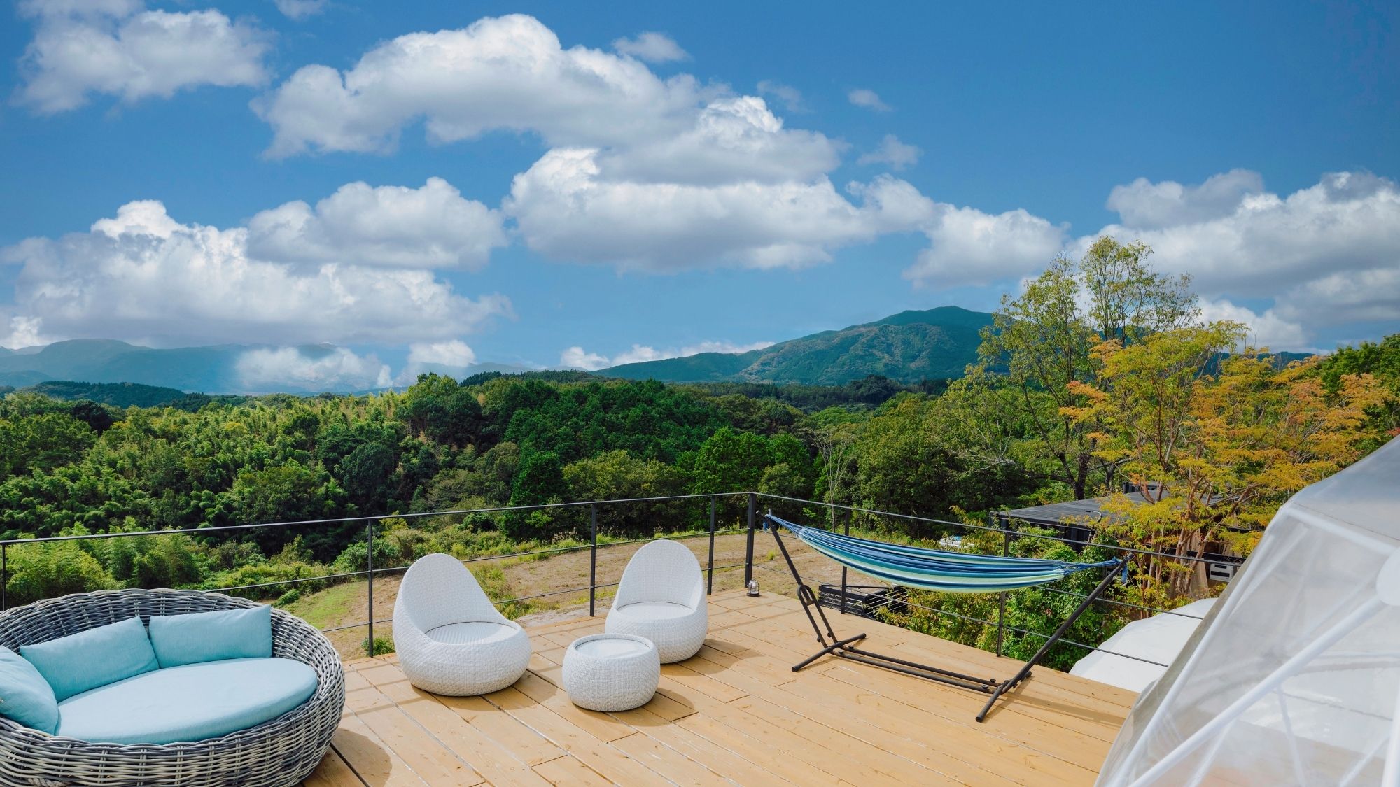 日中は緑の景色、夜は星空。プライベートテラスで、非日常の贅沢な時間をお過ごしください。