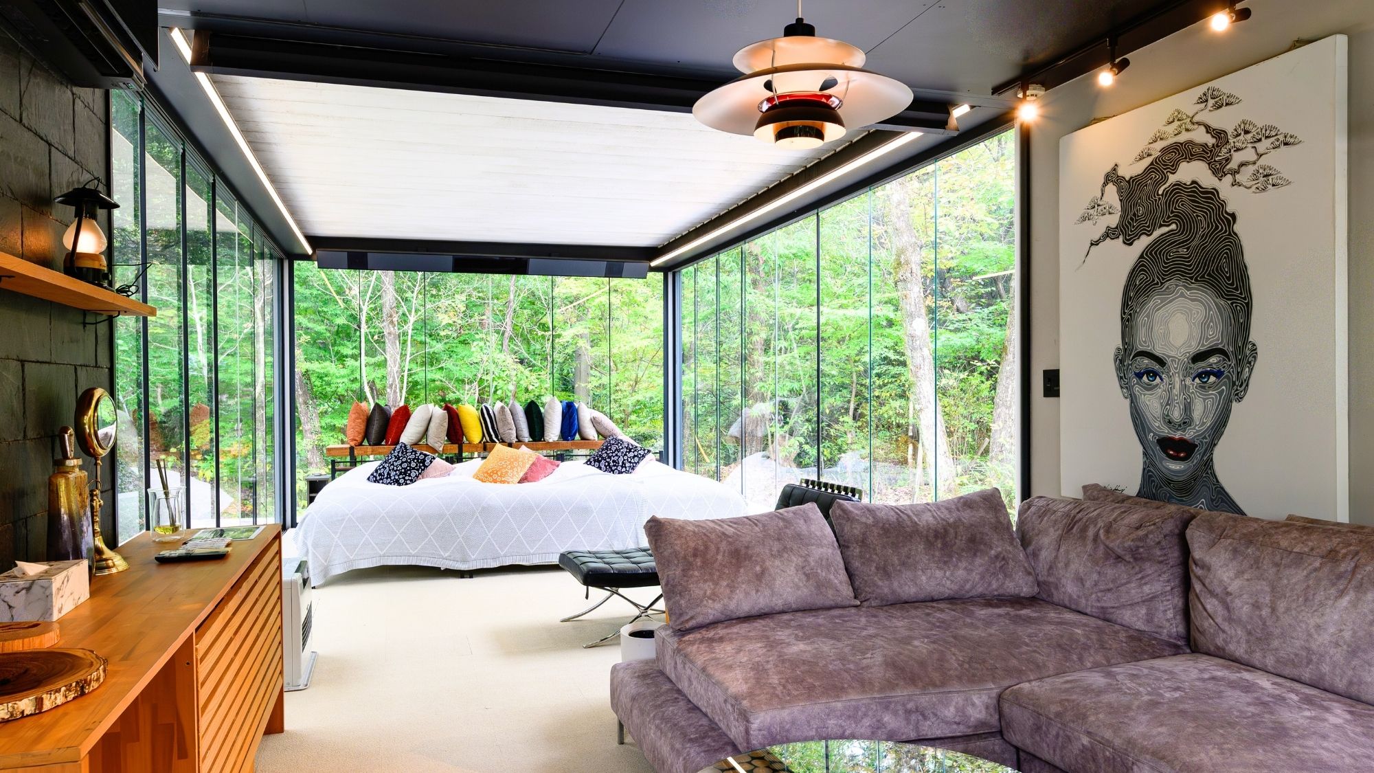 みんなで座れる広々L字ソファ。アートな空間で会話が弾む、夜の優雅なリビング。