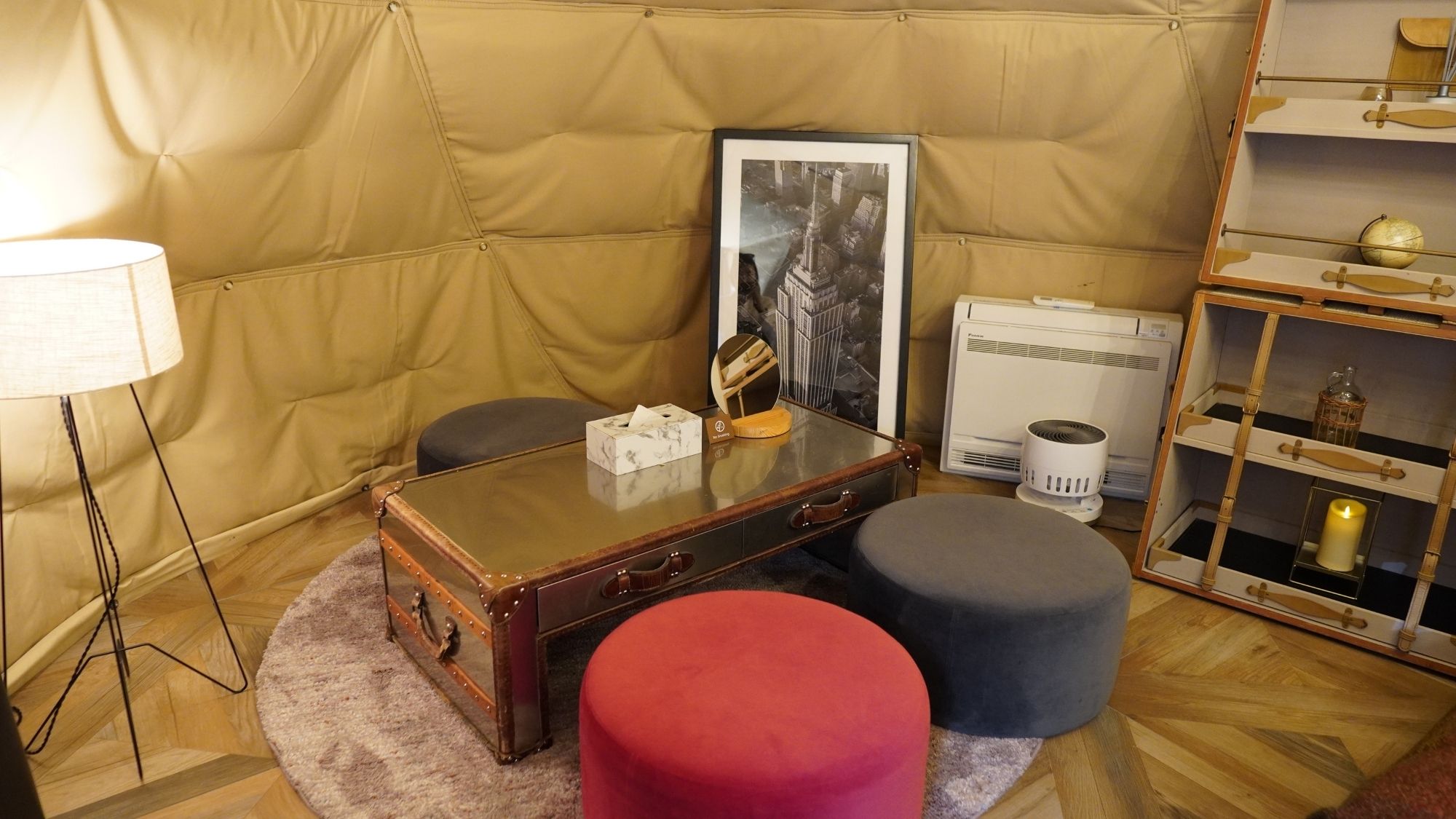 トランク風テーブルやシャンデリア。細部までこだわり抜いたヴィンテージ・モダンな空間。