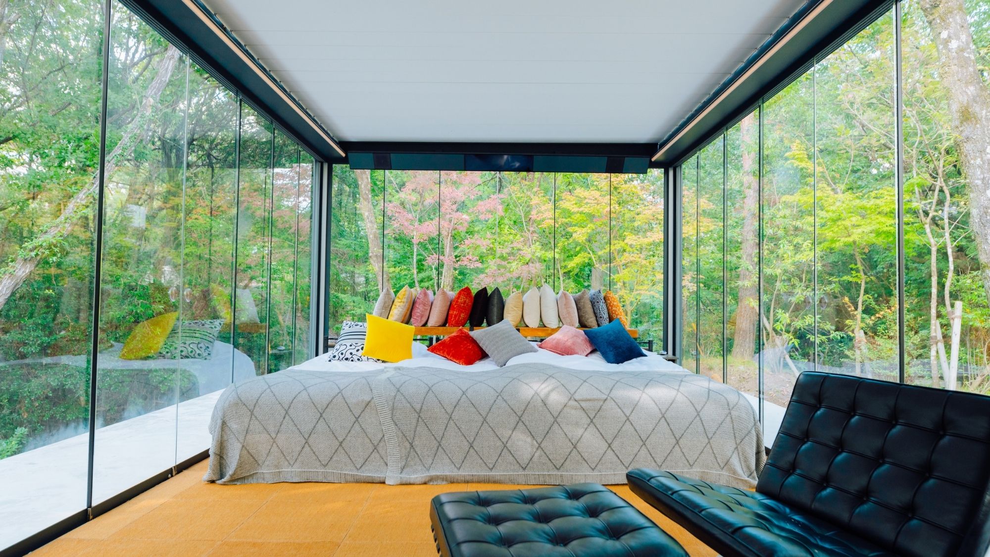 客室専用半露天付。シングルベッド3台完備、最大5名様まで泊まれる森のガラス・スイート。