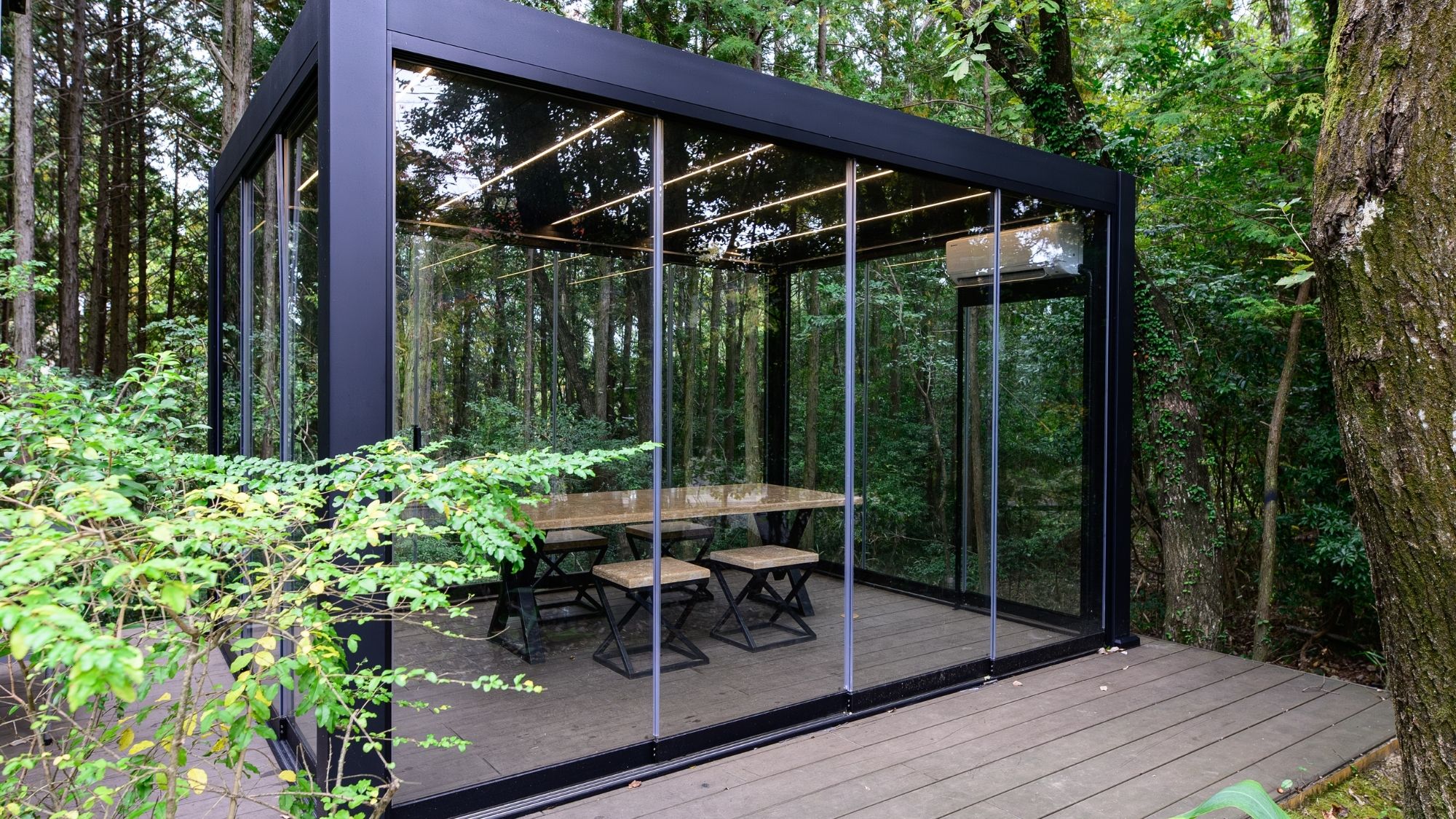 2025年新設のお食事スペース。森の息吹を感じながら、特別な空間でお食事をお楽しみください。