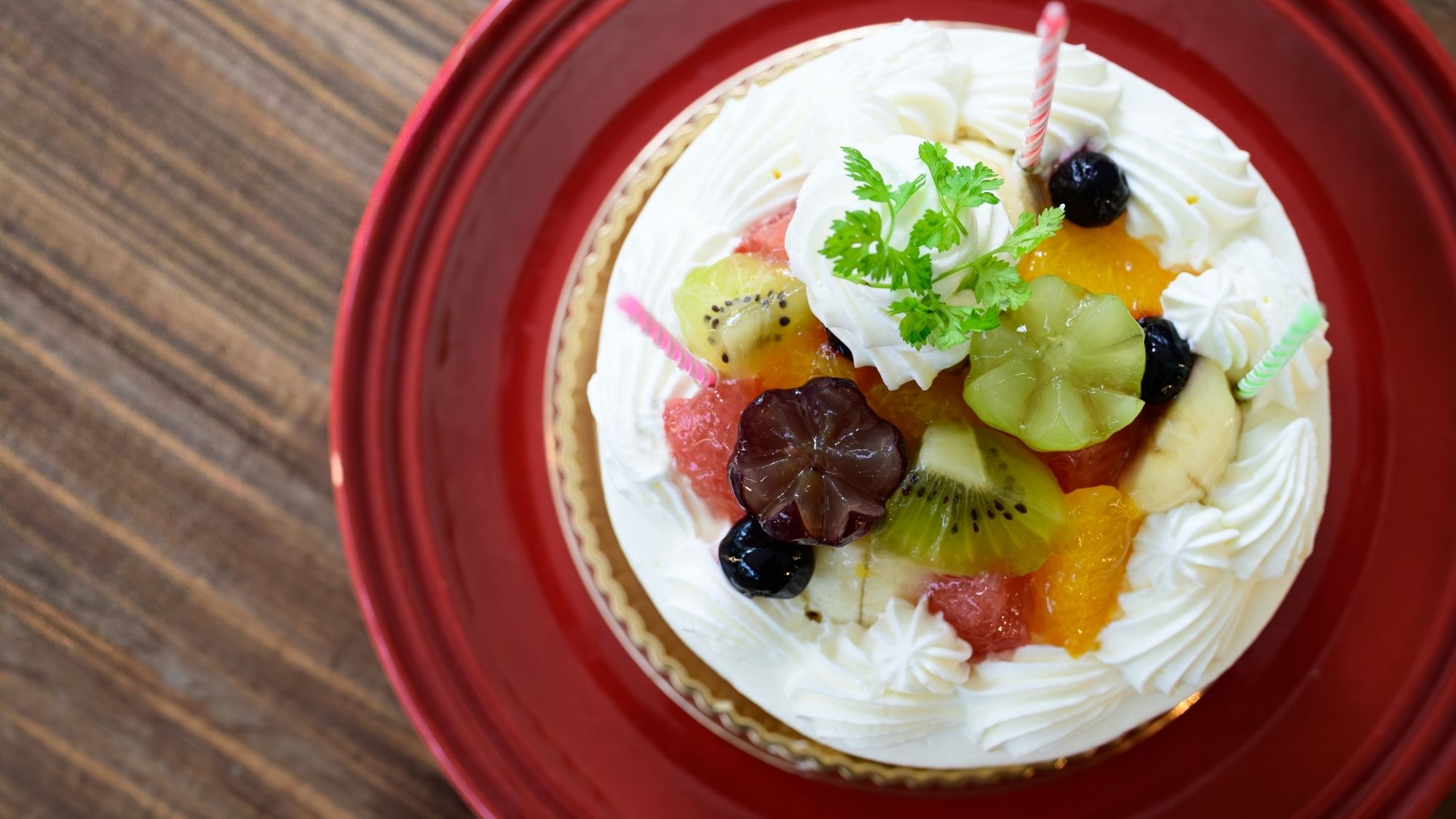 お祝いプランのホールケーキ。大自然の中で「おめでとう」を伝える特別な旅。