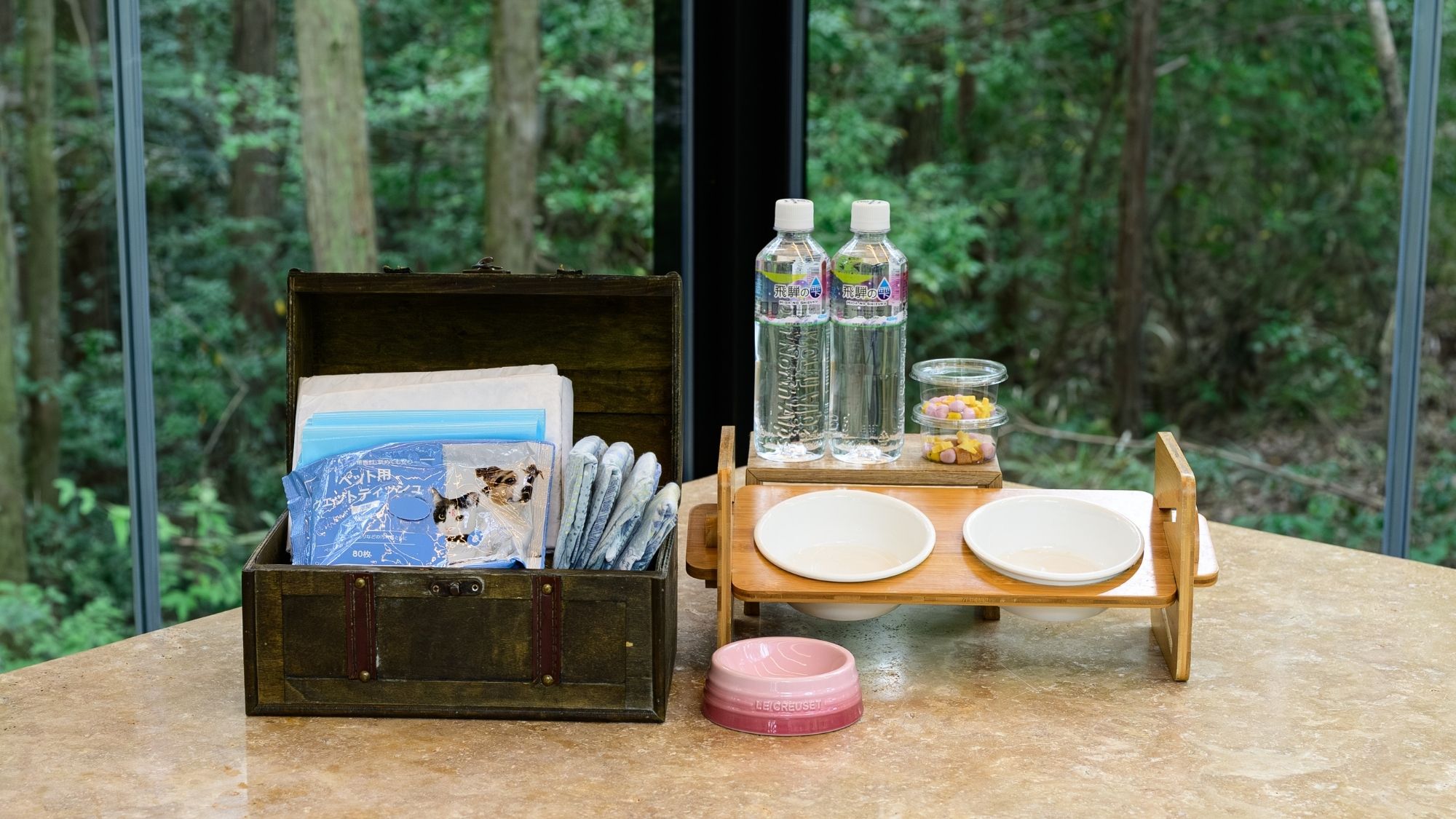 荷物は最小限でOK。トイレシートや食器など、充実の愛犬用アメニティを無料貸出。