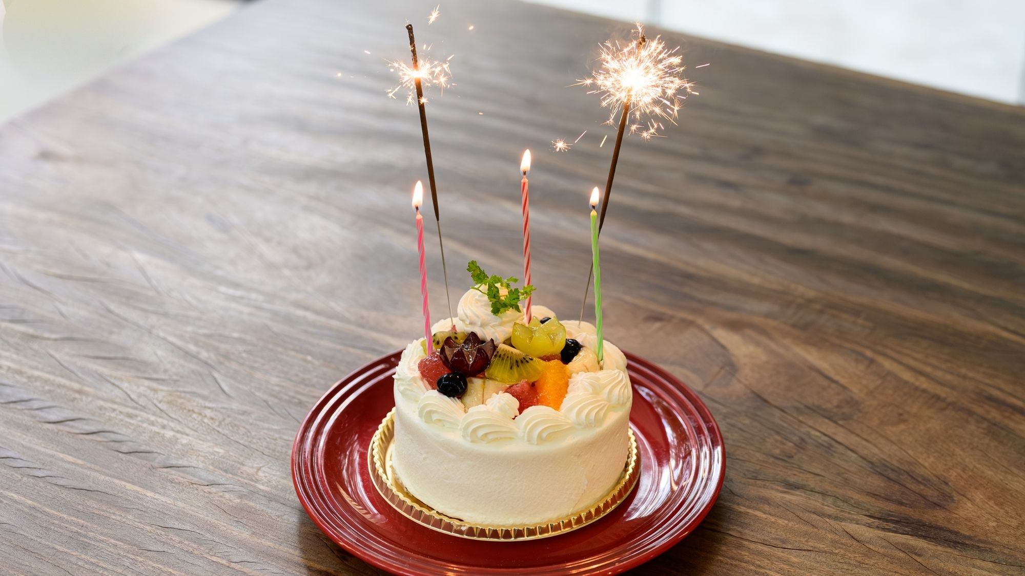 お誕生日や記念日に。特製ホールケーキと花火で彩る、感動のサプライズを。