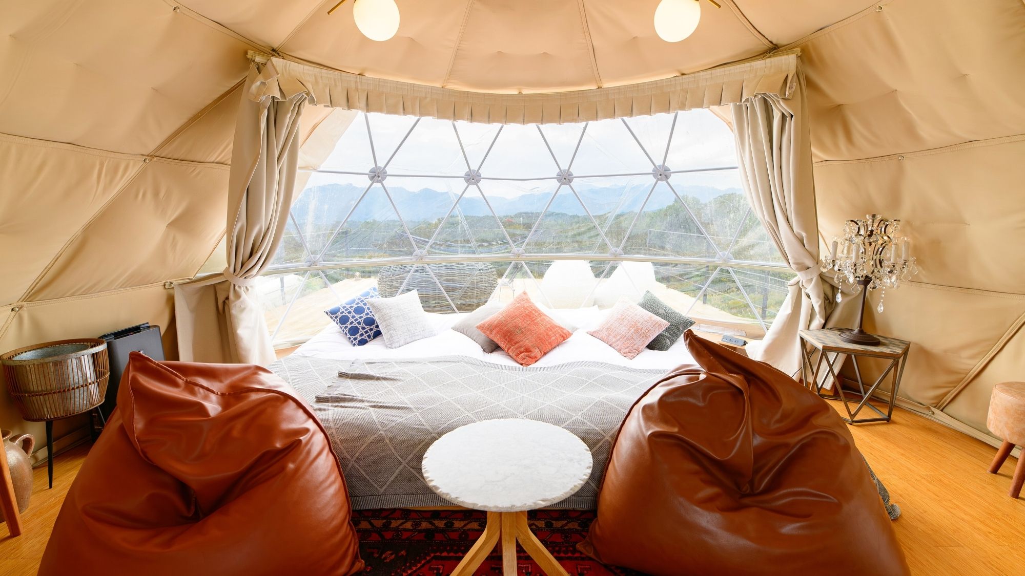 2階ドーム室内。4名と3名部屋に分かれており、最大7名様ご宿泊可能です。