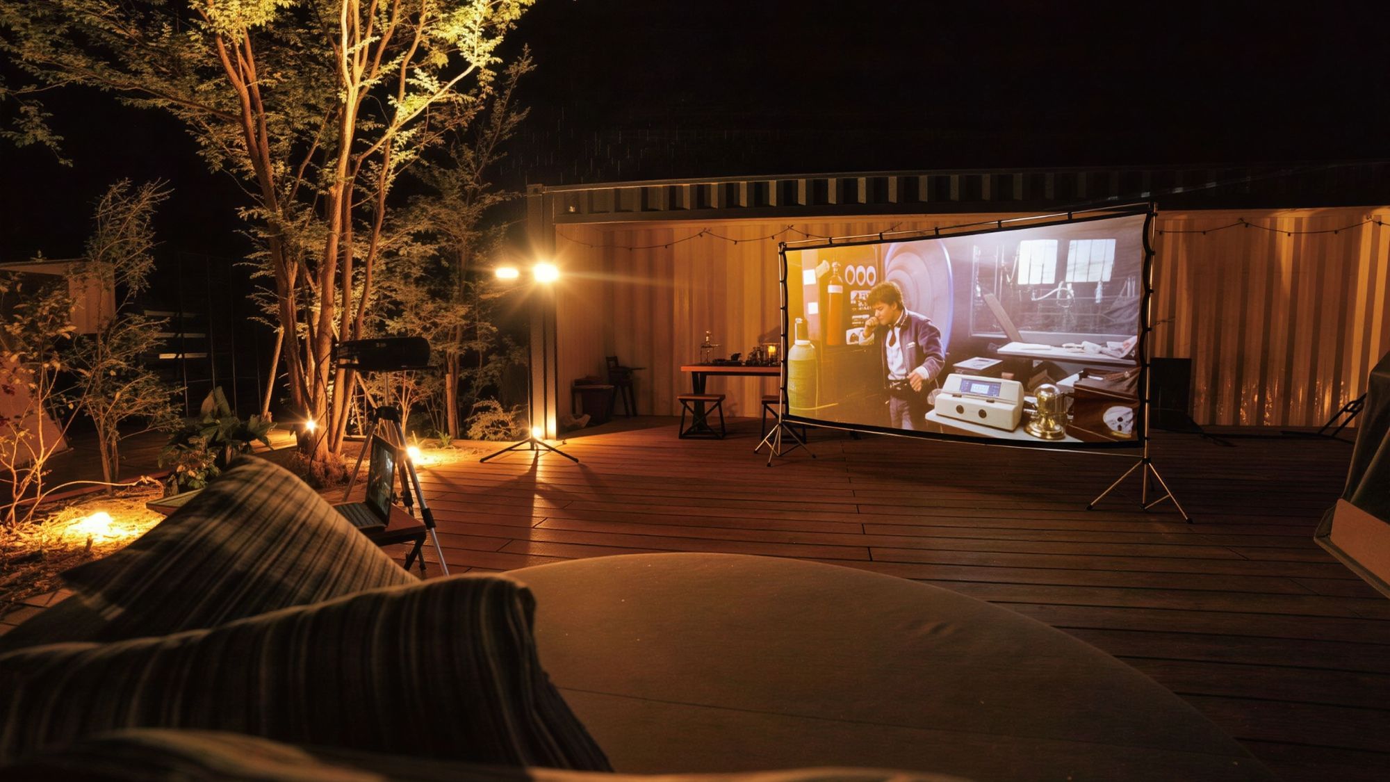 星空の下で映画鑑賞。幻想的な空間で過ごす、COMOREBIだけの映画ナイト。