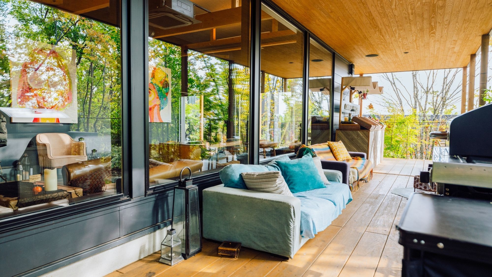 風が心地よい母屋のテラス席。森の空気を胸いっぱいに吸い込み、旅の疲れを癒やすひとときを。