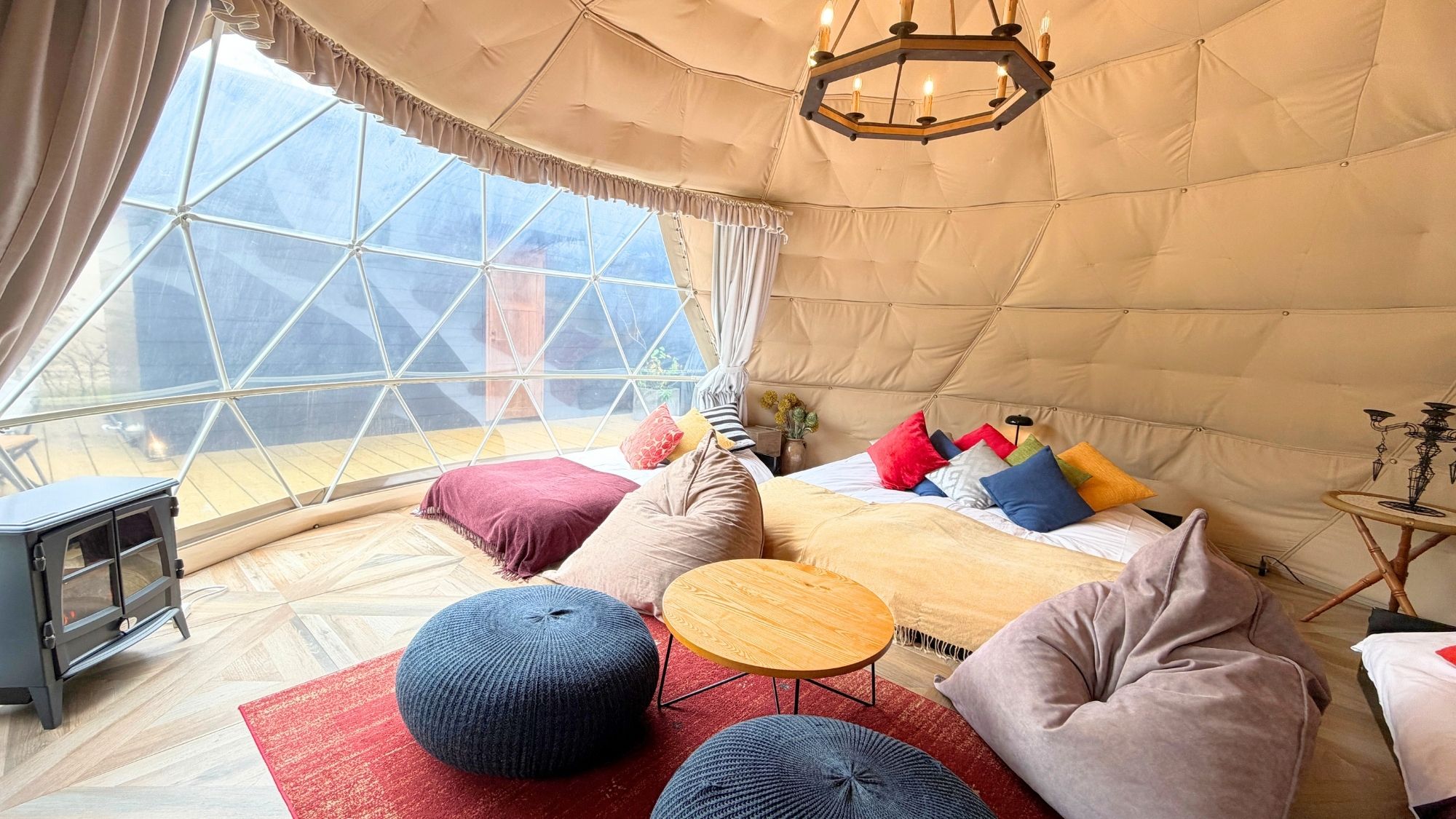 大きな窓の開放的な空間。サウナ上がりにゴロゴロ過ごす贅沢な時間を。