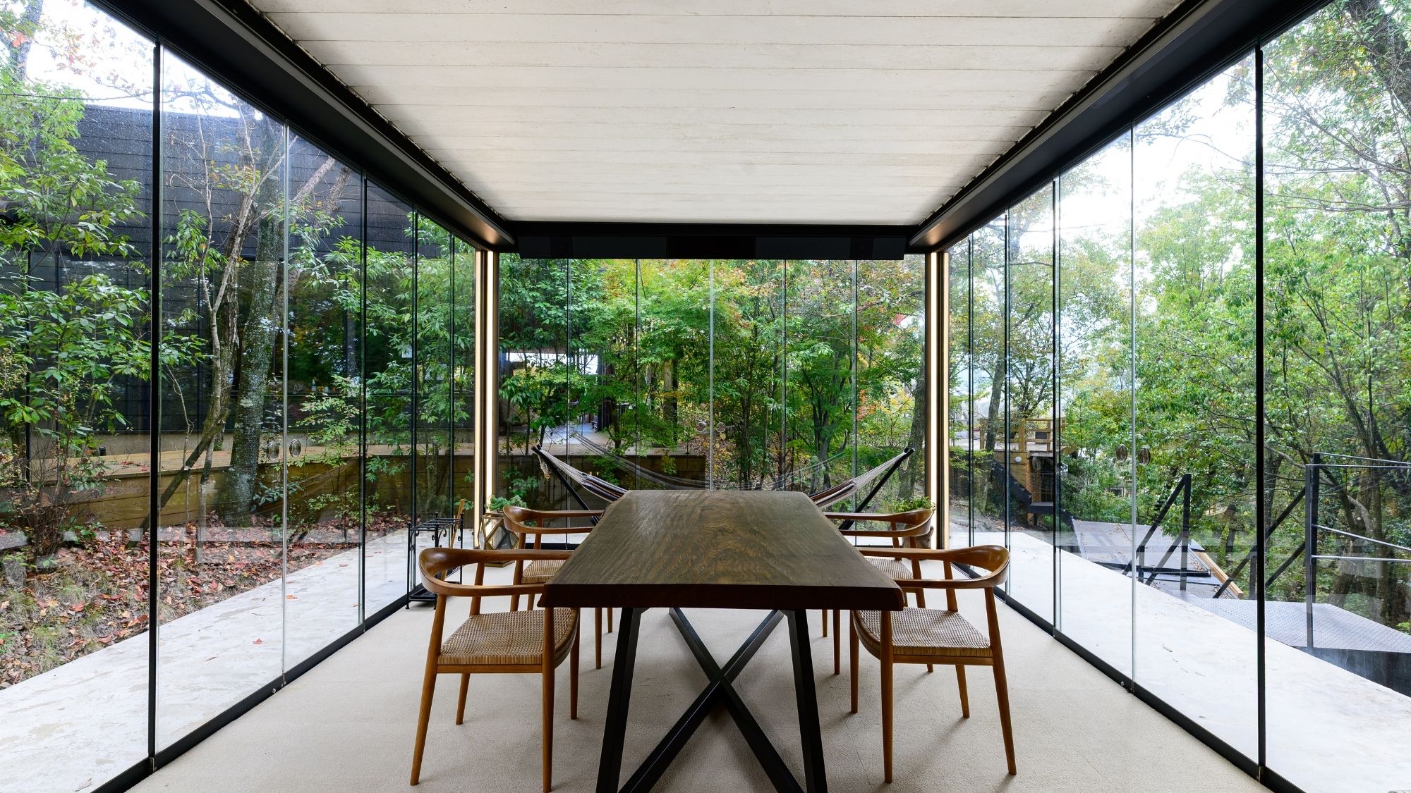 最大5名様でもゆったり。広々としたテーブルを囲み、会話が弾む賑やかな森のディナー。