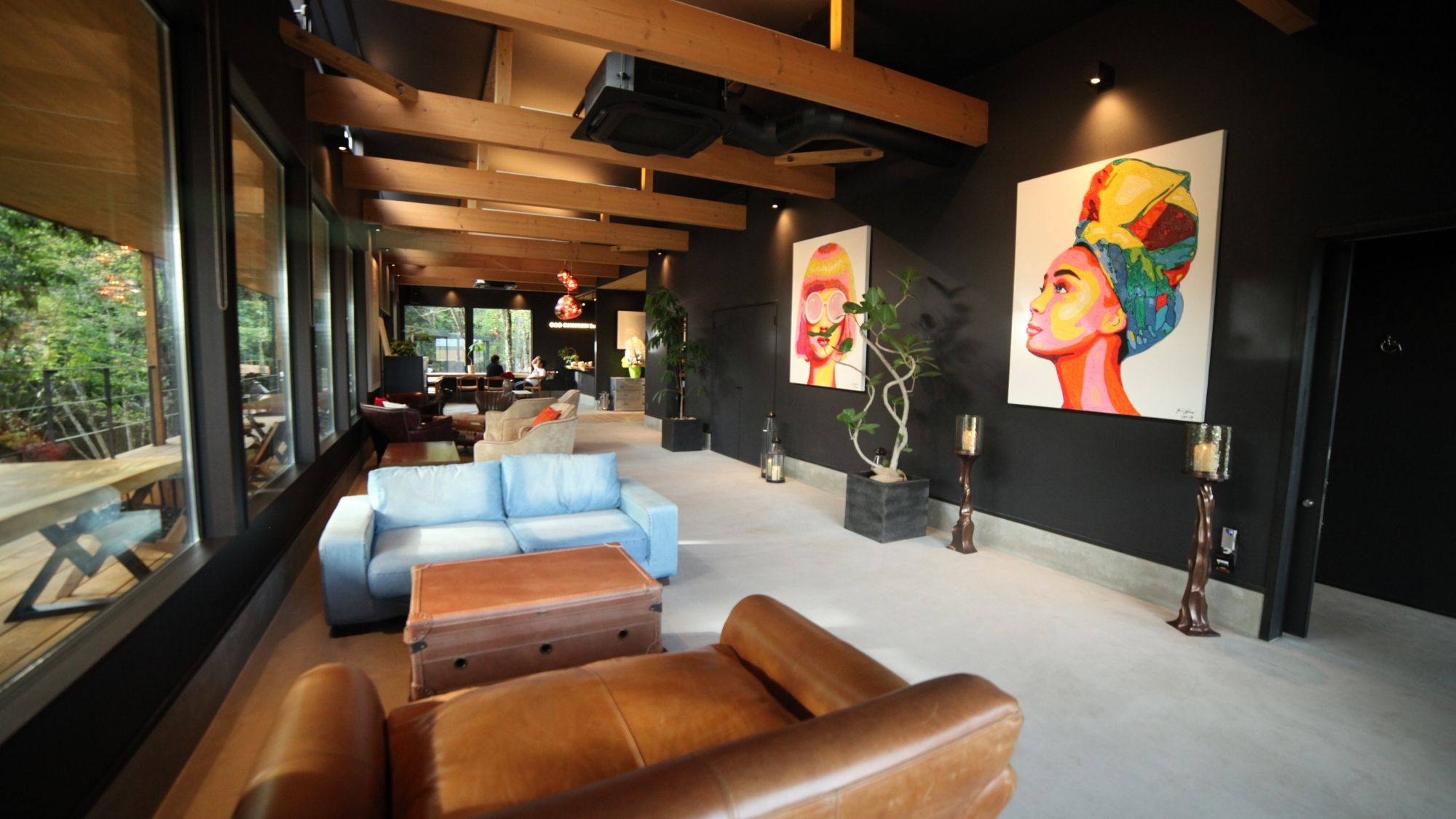 天井が高く開放的なロビー。まずはソファで一休み、旅の疲れをリセット。