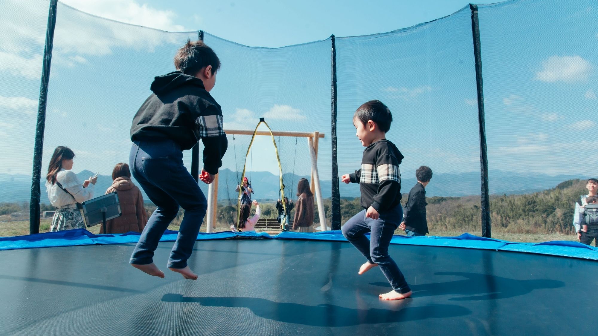 ネット付きで安心のトランポリン。澄んだ空気の中、お子様が夢中で遊べる森の広場。