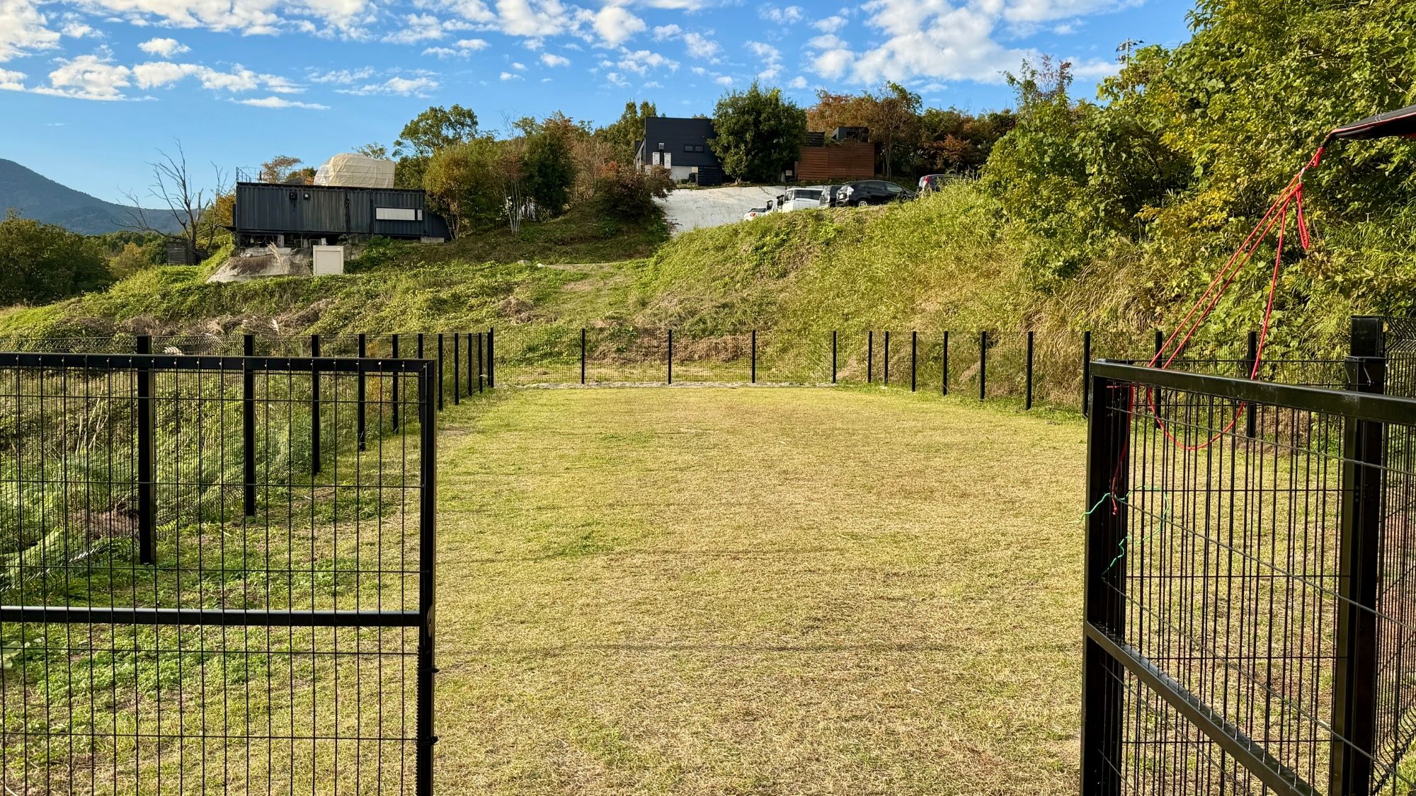 1日2組だけが使える貸切ドッグランで、優雅な午後を。