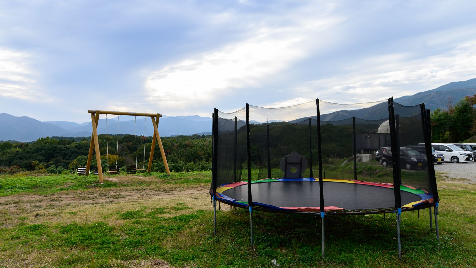 トランポリンとブランコ