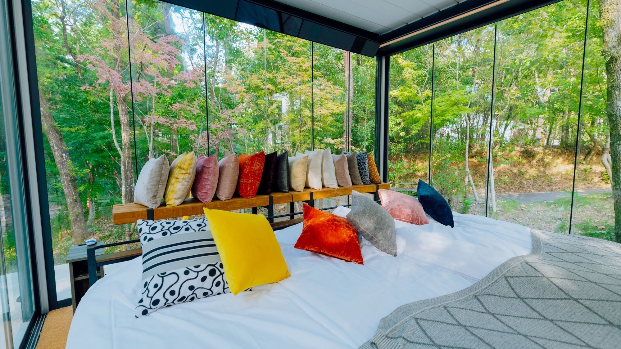 オシャレな家具やカラフルなクッションに囲まれて、写真映え間違いなし。