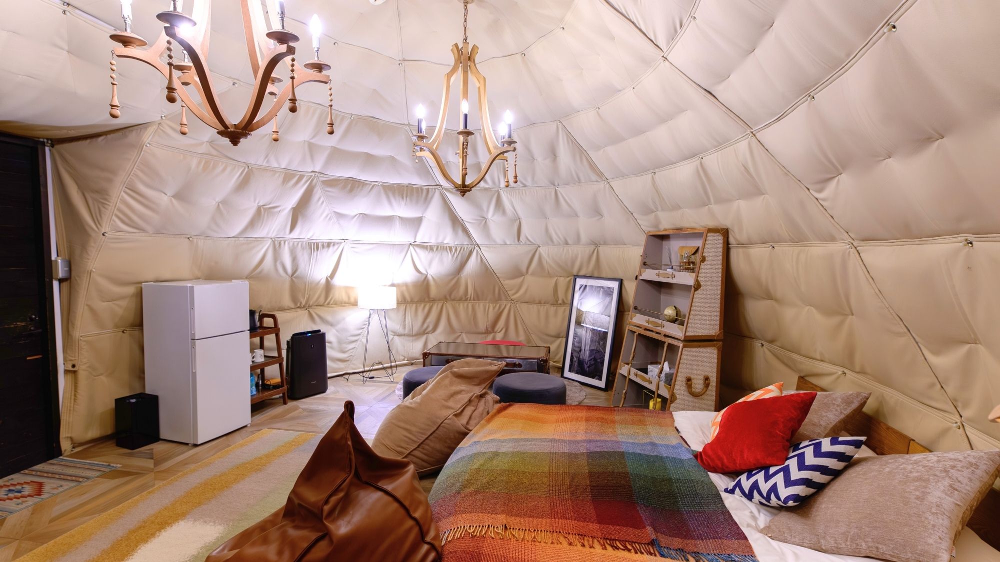 1階オーバルテントにシングル4台、2階ドームテントにシングル3台完備。最大7名様までご宿泊可能です。