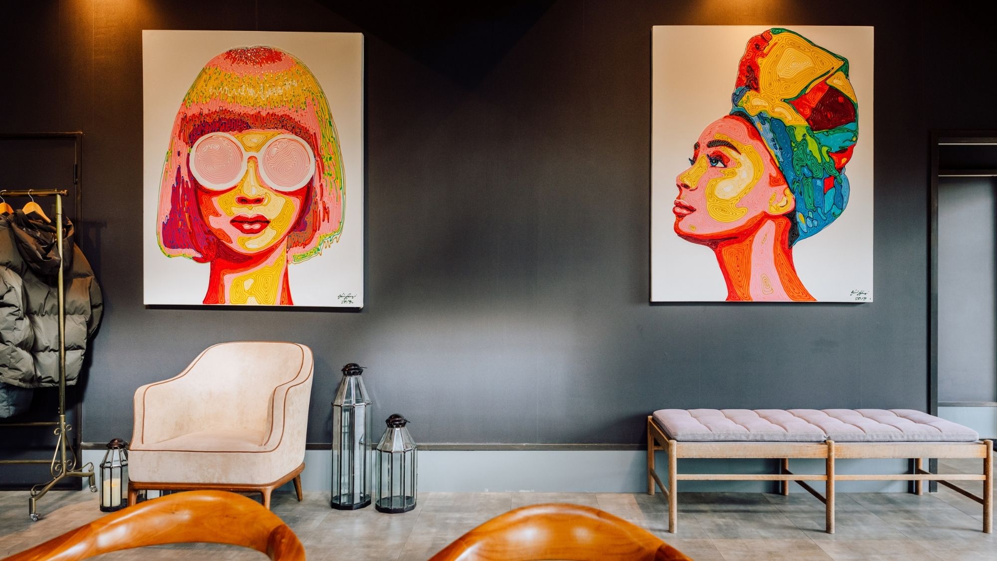 大きなアートが印象的な母屋。