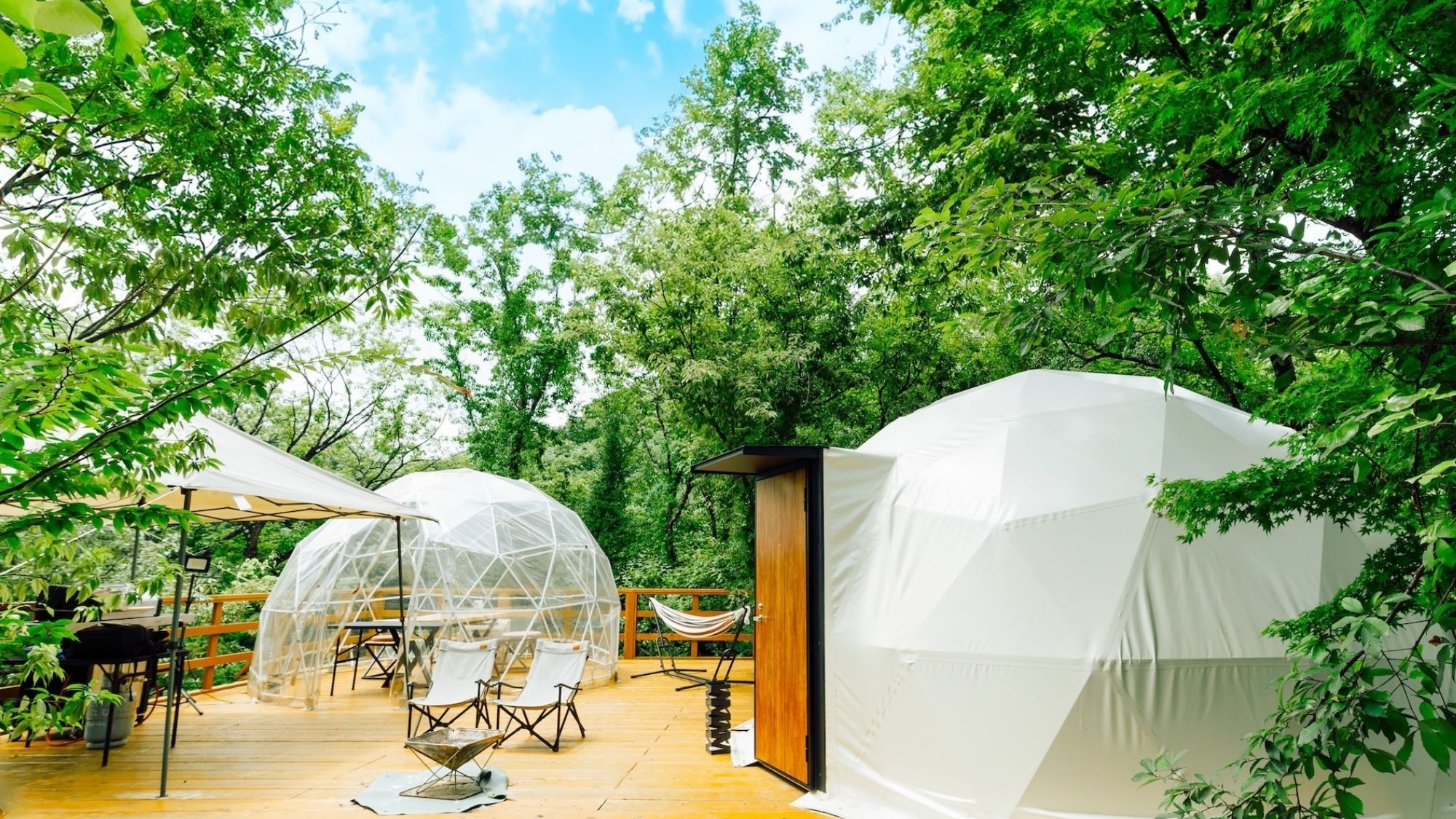 緑に映える白のドーム。大自然に抱かれて過ごす非日常の休日を。
