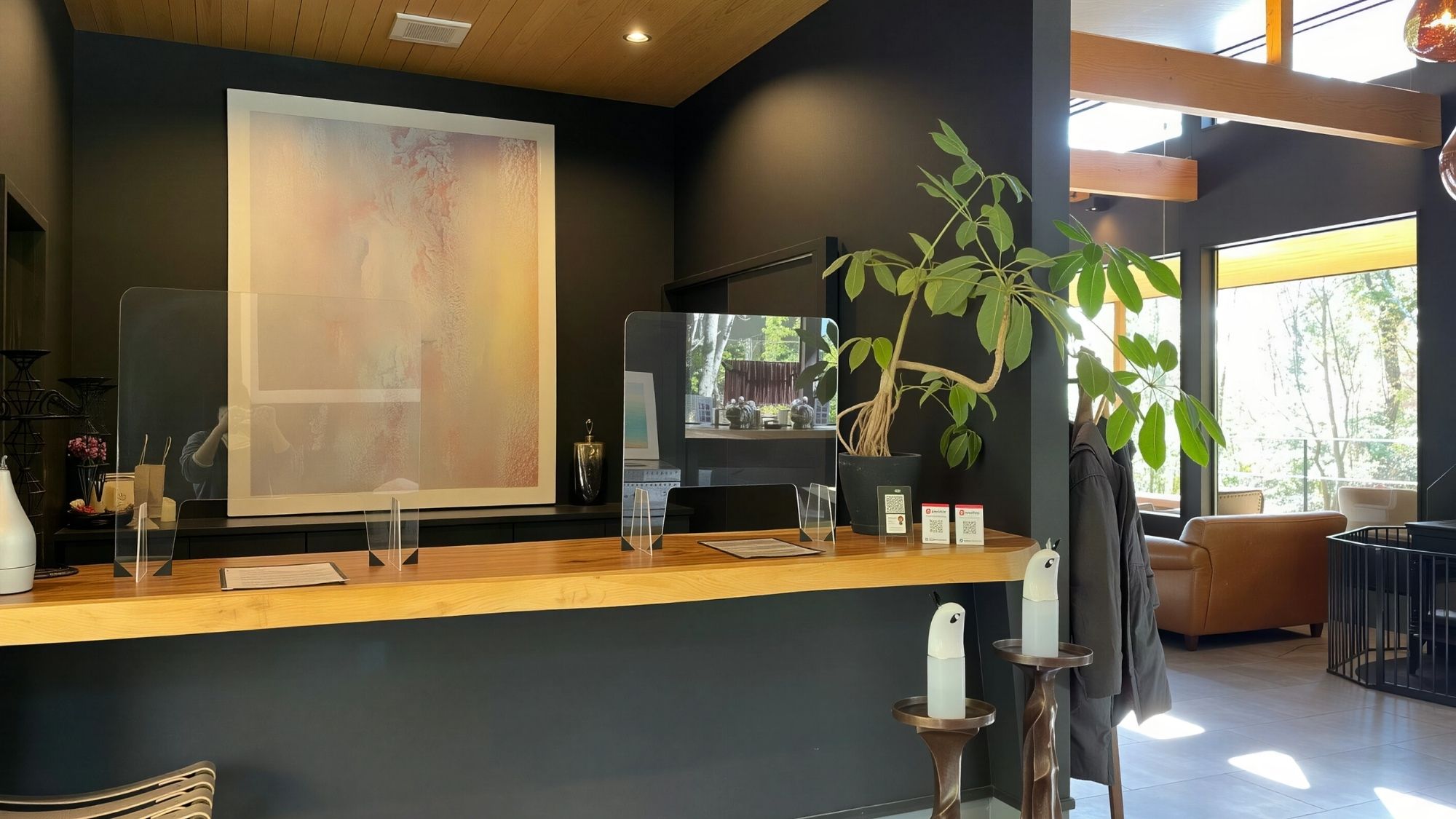 母屋入ってすぐにあるフロント。チェックイン・チェックアウト、その他ご用件をお伺いします。