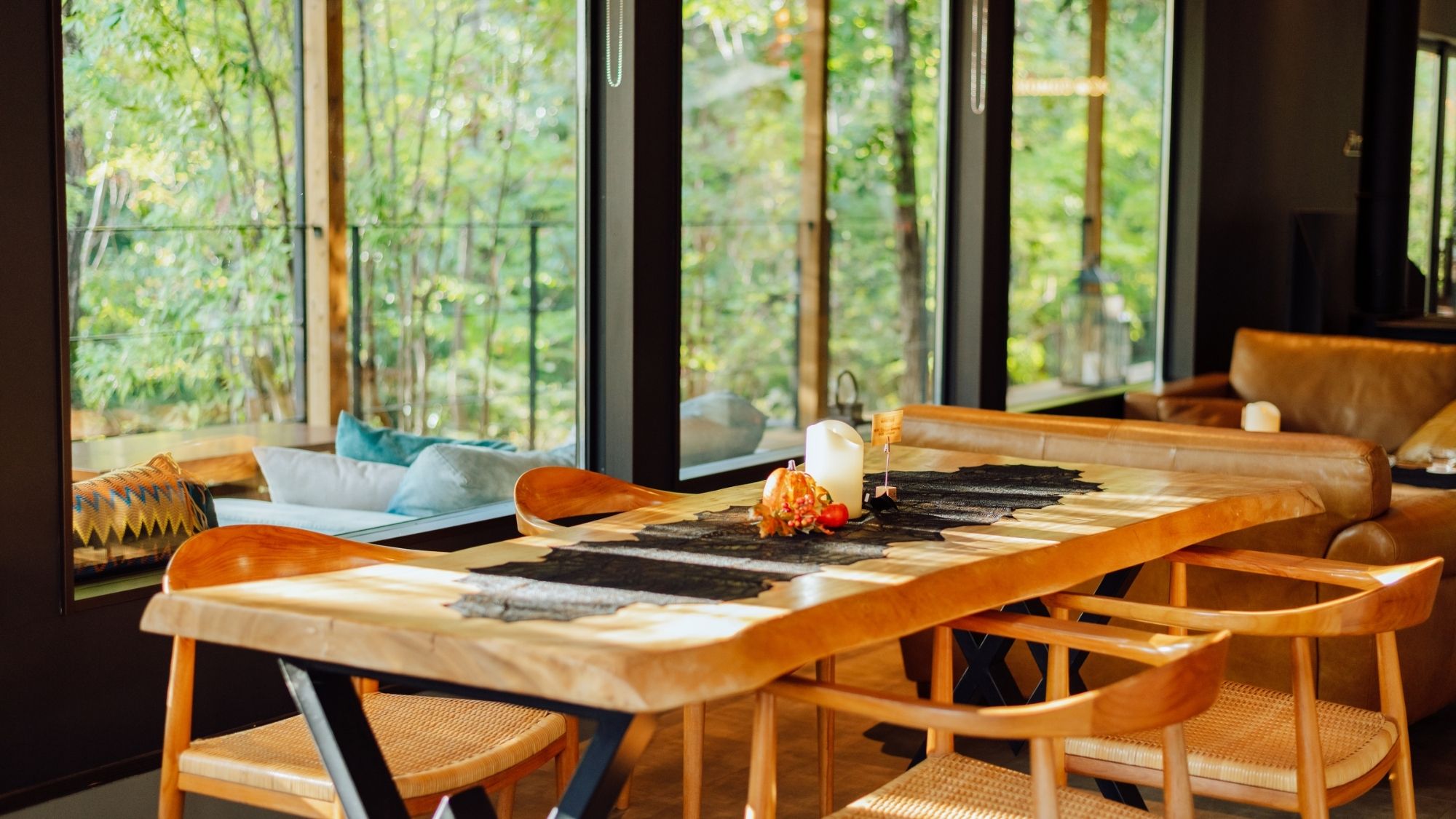 森の景色を独り占めできるテーブルで、コーヒータイムや読書タイムを。