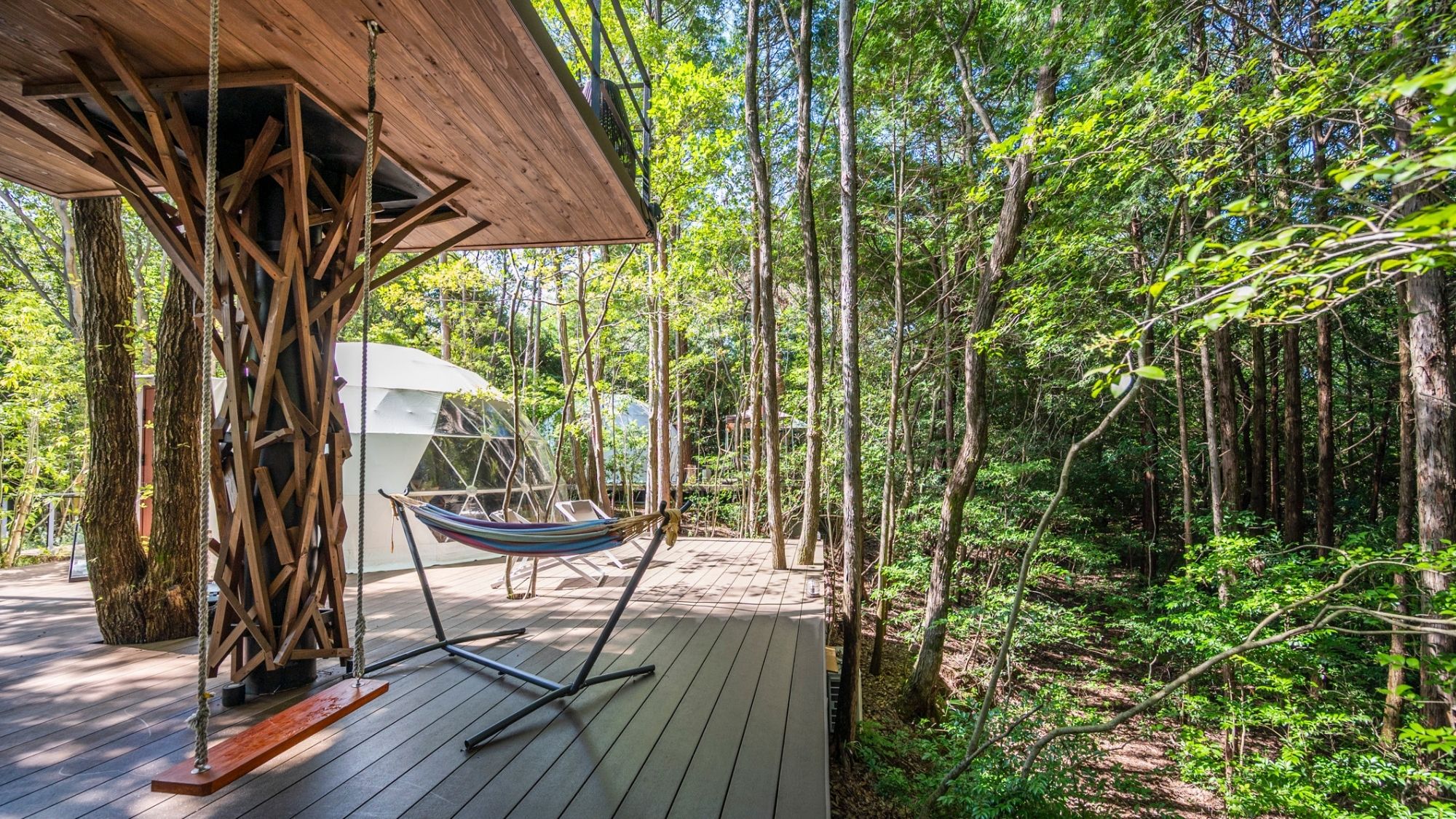 専用ブランコに揺られ、愛犬と心ゆくまで寛ぐプライベートな時間。