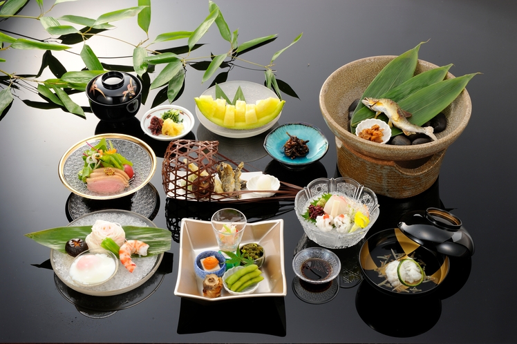 ～京の夏を味わう～貴船【きらく】で楽しむ納涼川床料理
