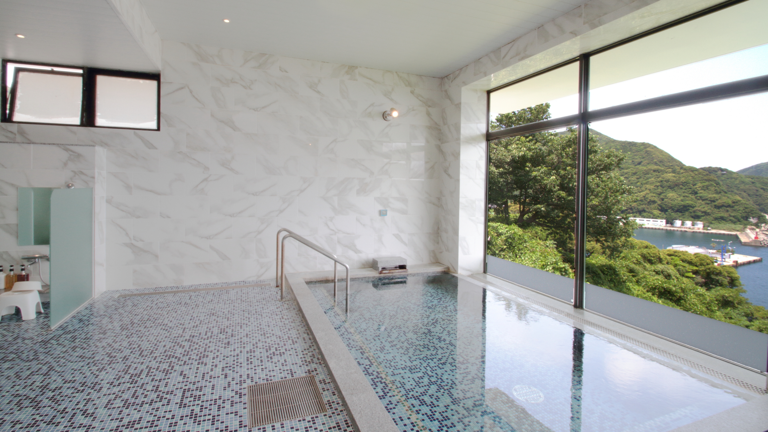 【別棟大浴場：男湯】広々とした内湯と清潔感ある洗い場です。