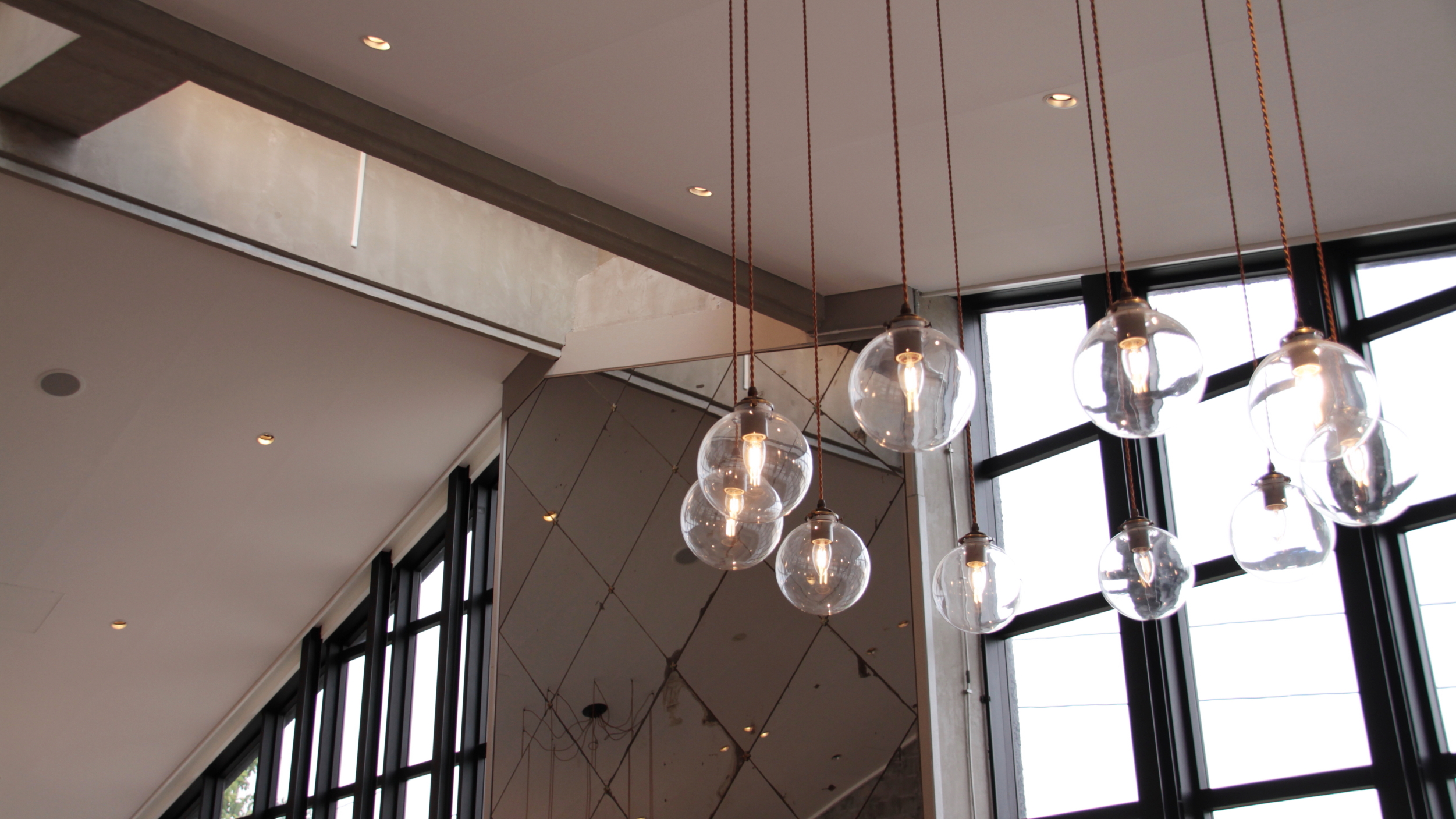 ロビーラウンジは大きな窓から暖かな光が降り注ぎます