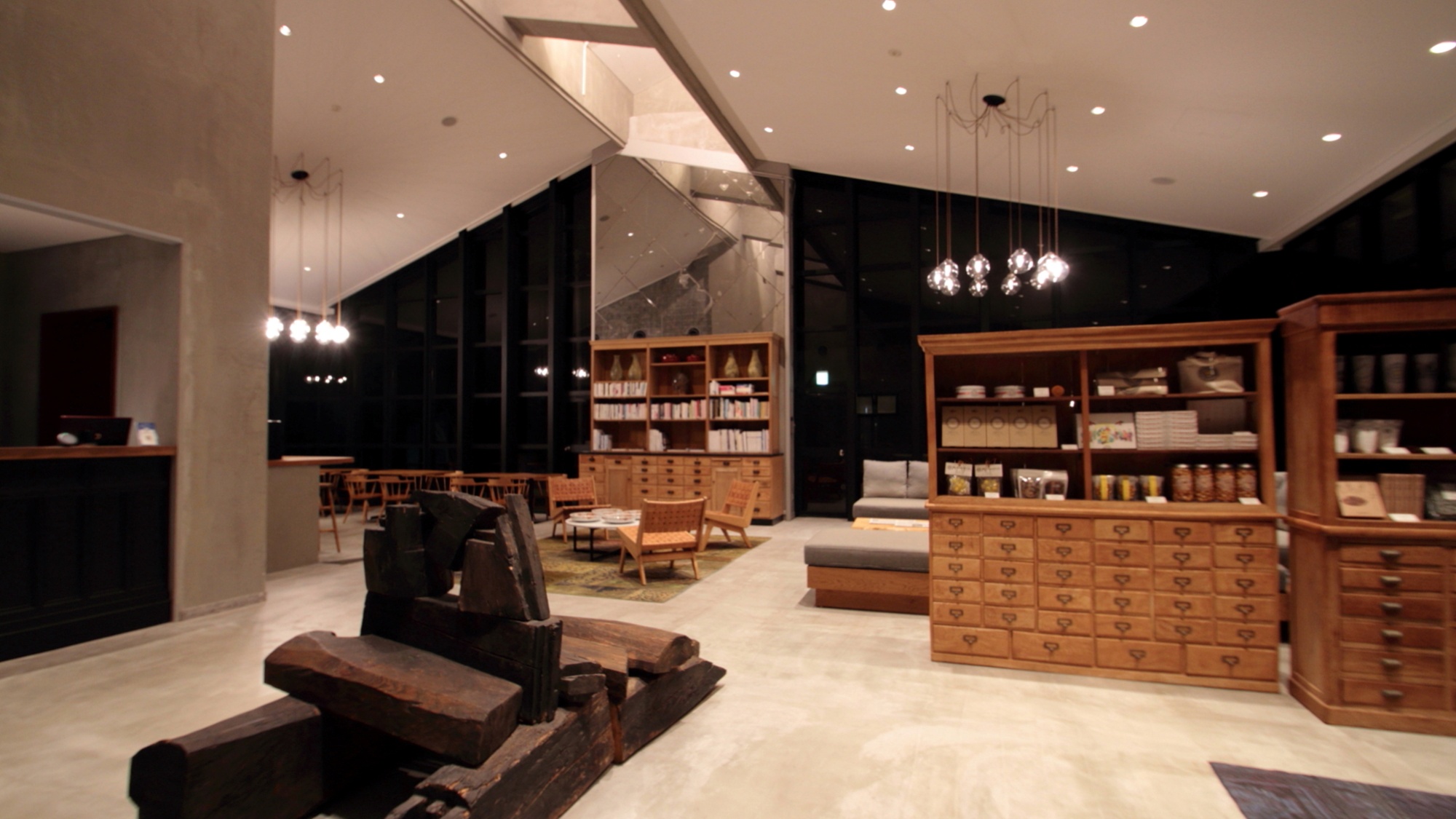 ロビーラウンジ／夕食後のひとときをのんびりとお過ごしいただけるロビーラウンジ。