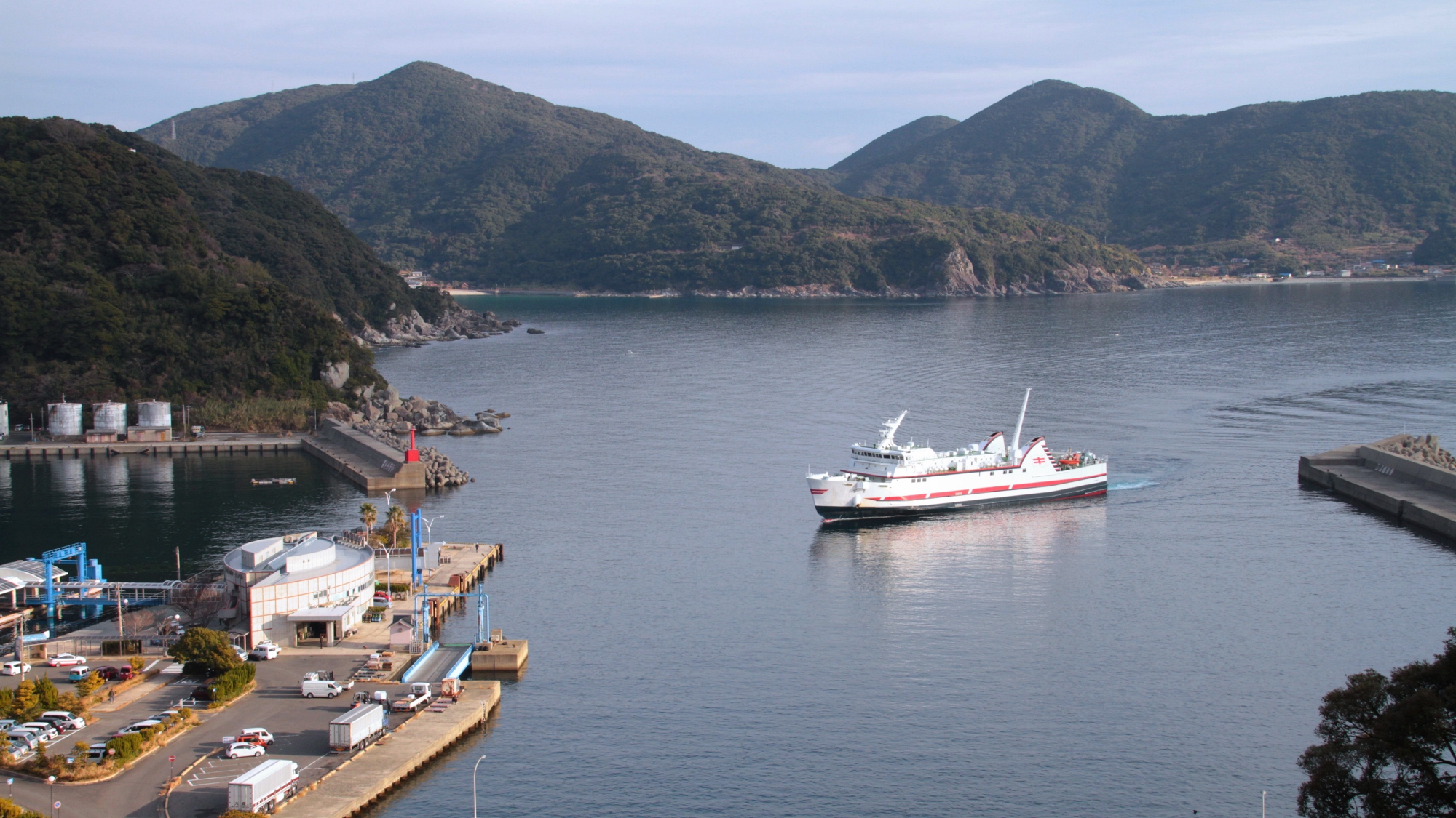 レストランより眺める奈良尾港（ホテルより車約5分、又は徒歩約10分）