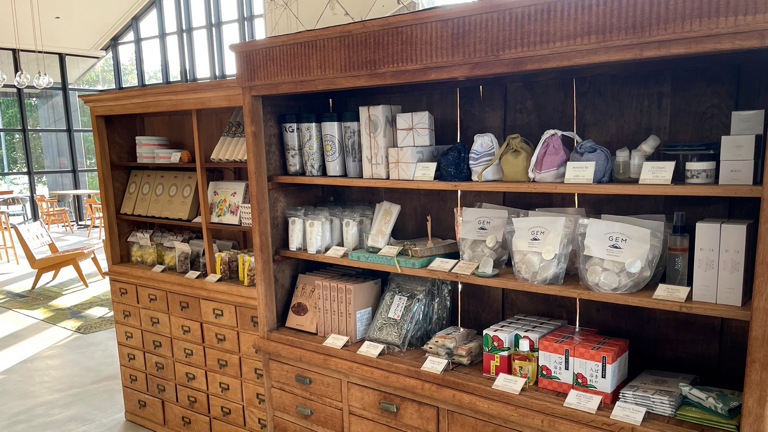 スーベニアショップで旅の思い出の一品をぜひお土産にどうぞ