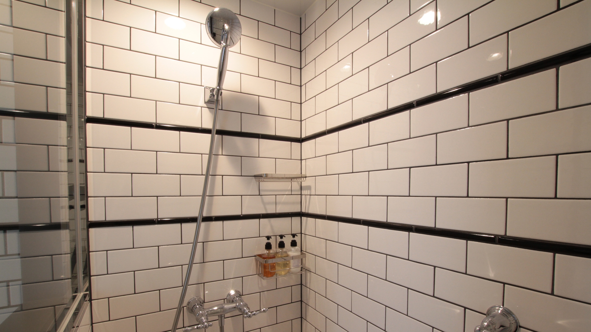 スーペリアタイプのお部屋に備わるシャワーブースです。（お部屋により配置は異なります）