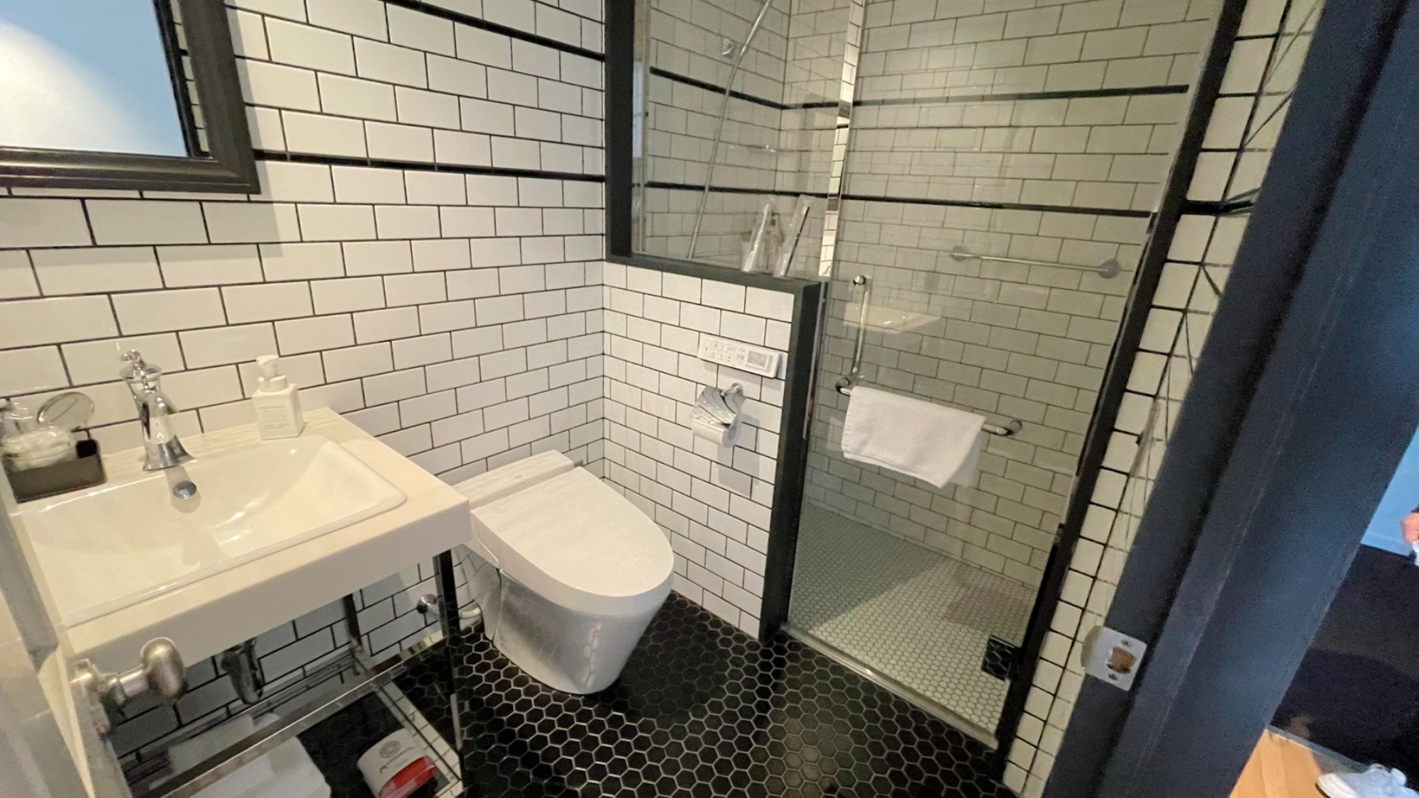 スーペリアタイプのお部屋に備わる洗面、トイレ、シャワーブースです。（お部屋により配置は異なります）