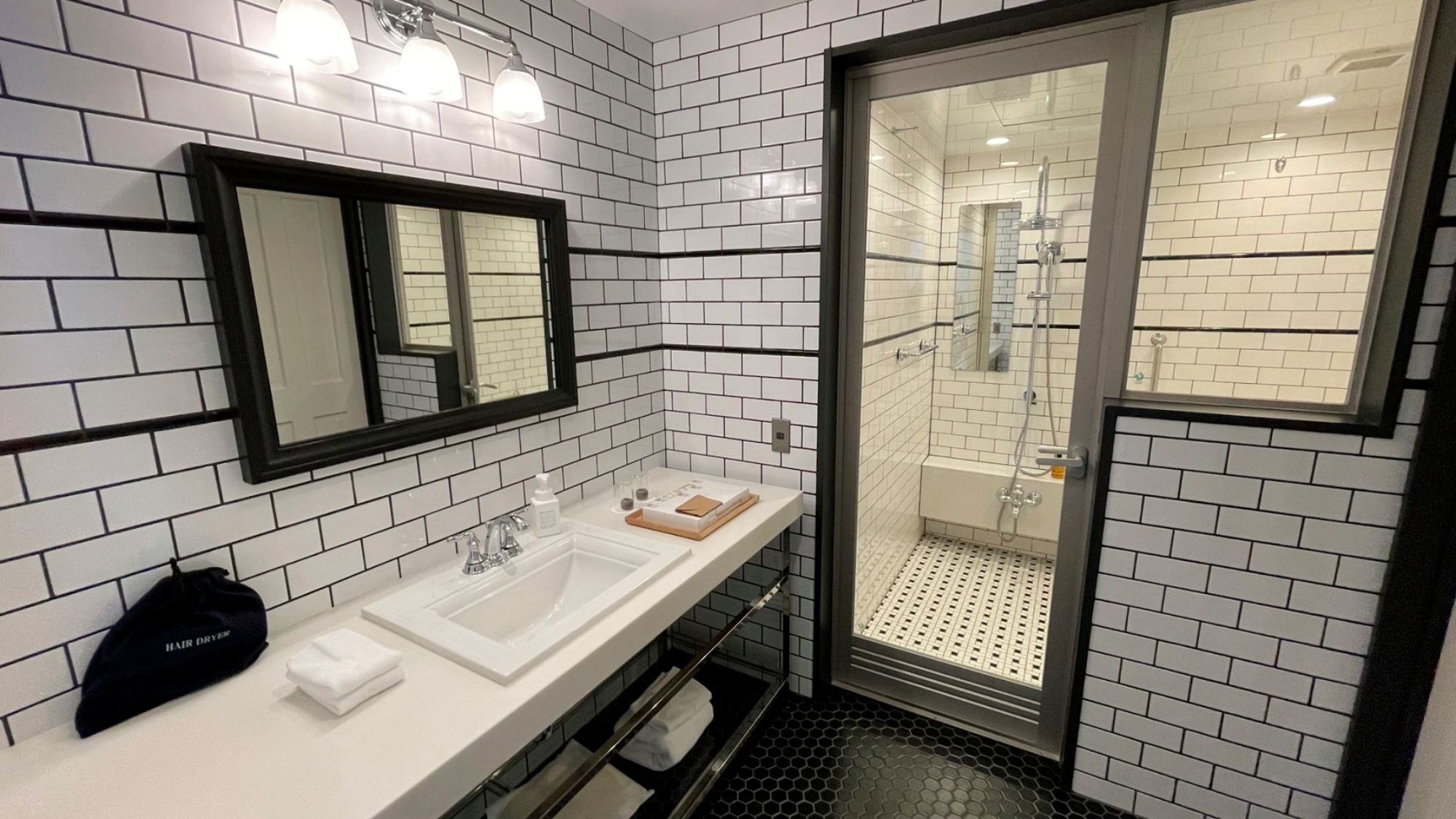 デラックスタイプ以上のお部屋に備わる洗面です。バス・トイレ別。（お部屋により配置は異なります）