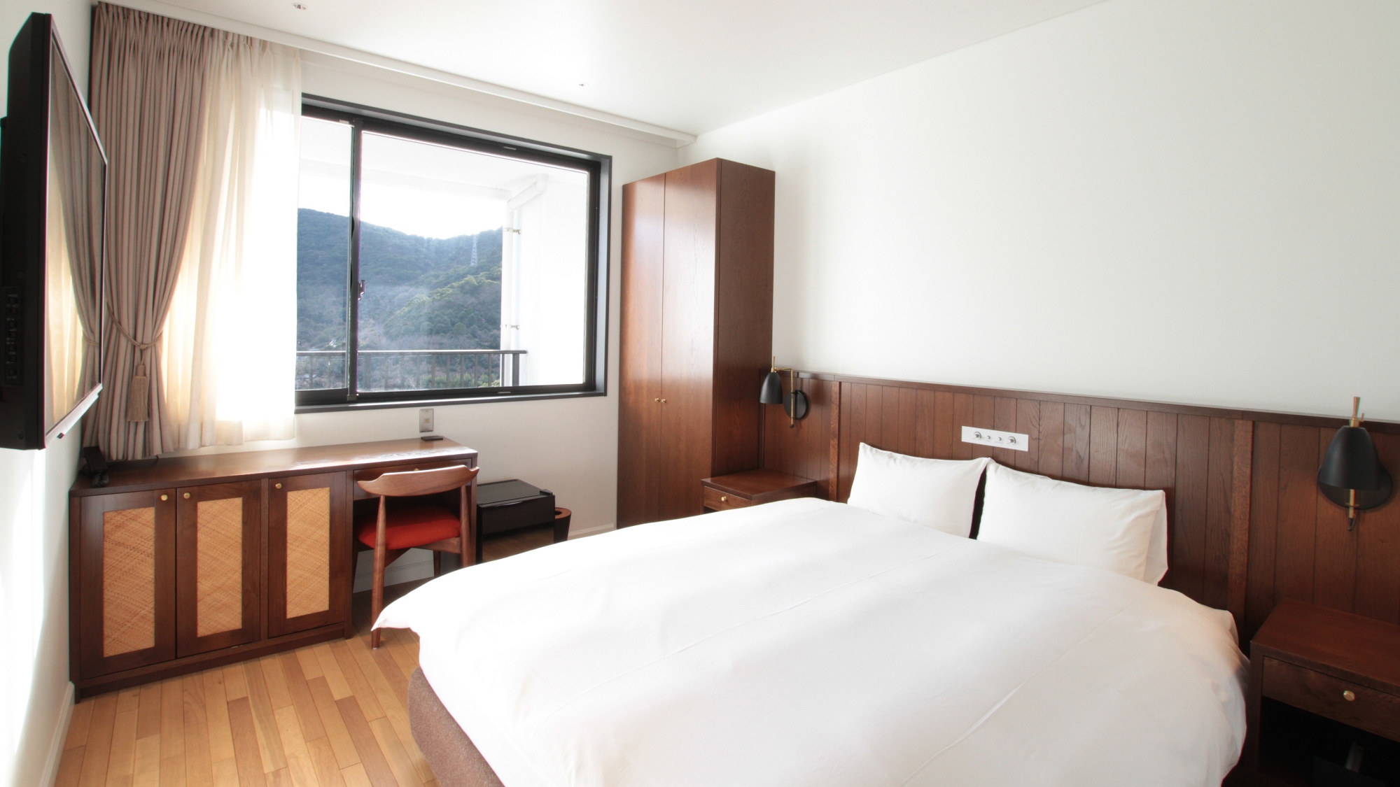 スーペリアダブル／20平米とコンパクトながらゆったりとお寛ぎいただけるダブルベッドをご用意。