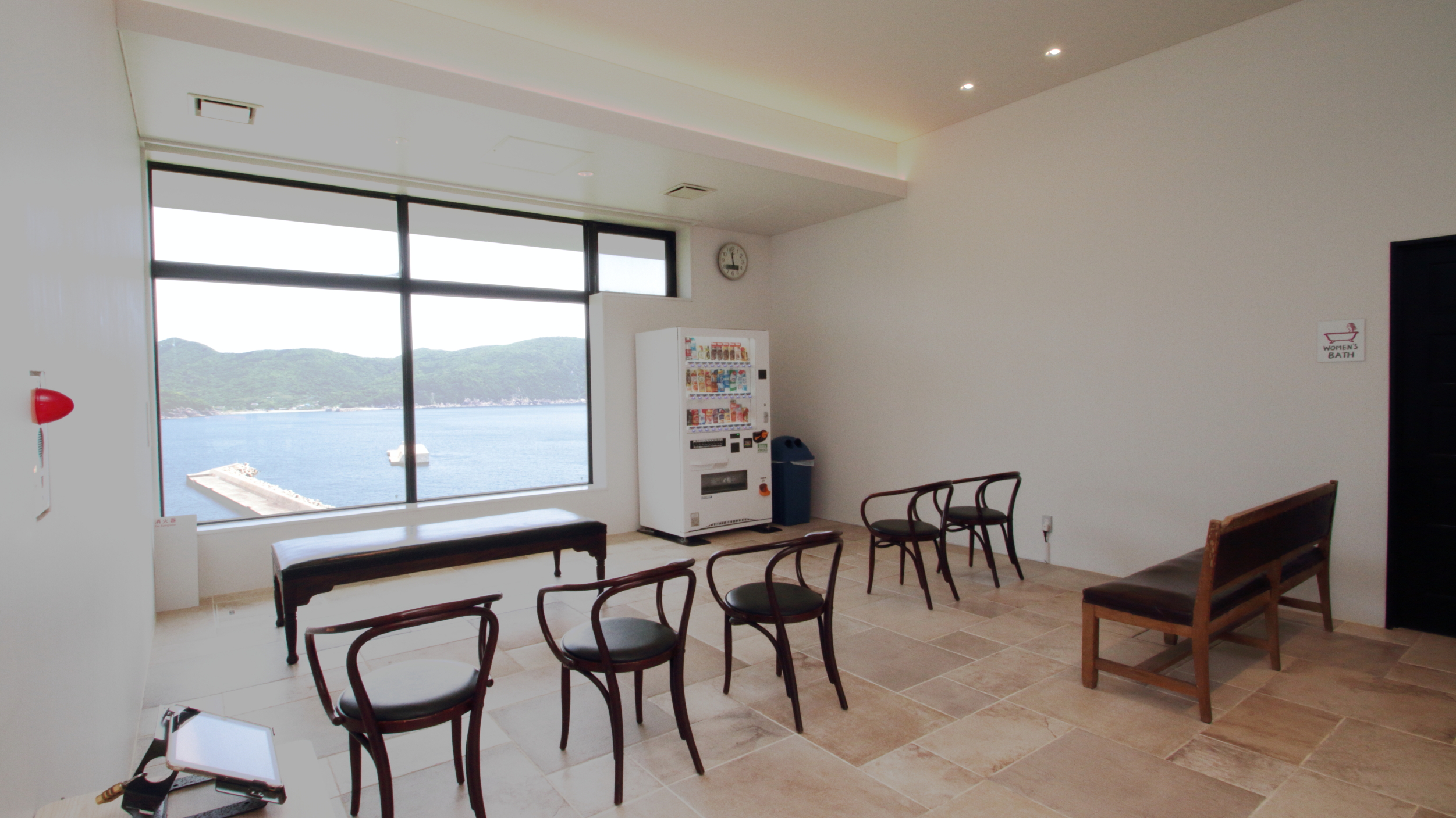 【別棟大浴場：湯上がり処】男女共用のスペースになります。湯上がりにのんびりお寛ぎいただけます。