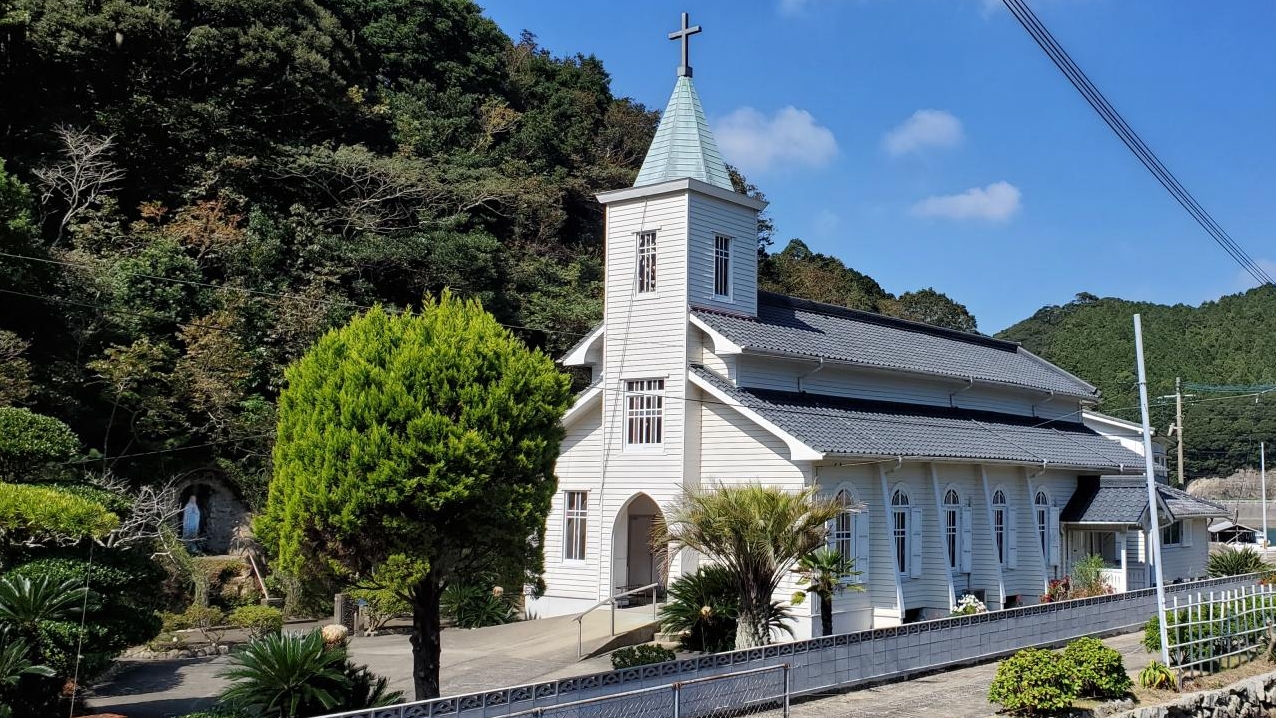 中ノ浦教会　波静かな入江に建つ木造の協会。別名「水鏡の教会」（ホテルより車約13分）