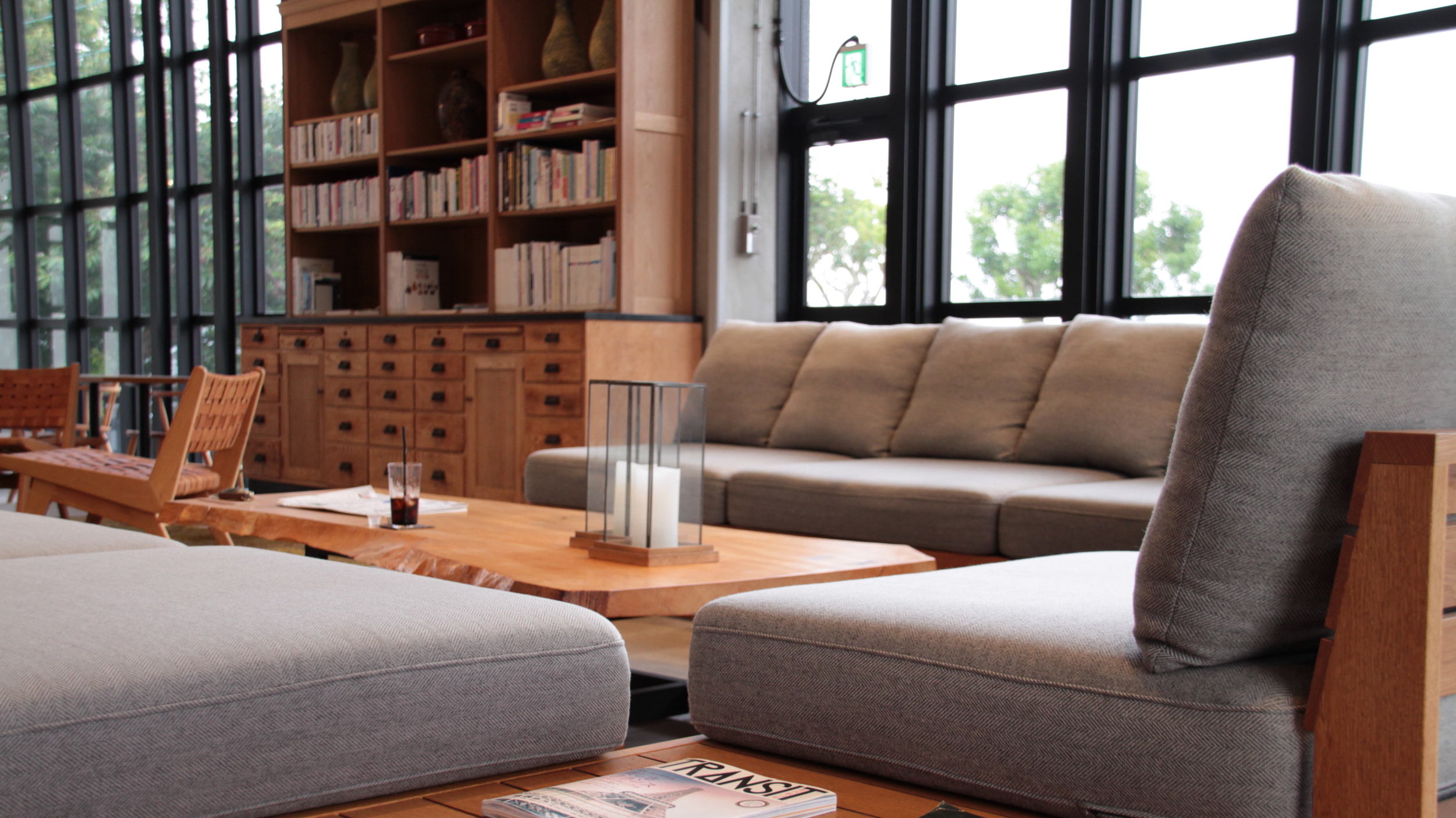 ロビーラウンジでは本も自由にご覧いただけます