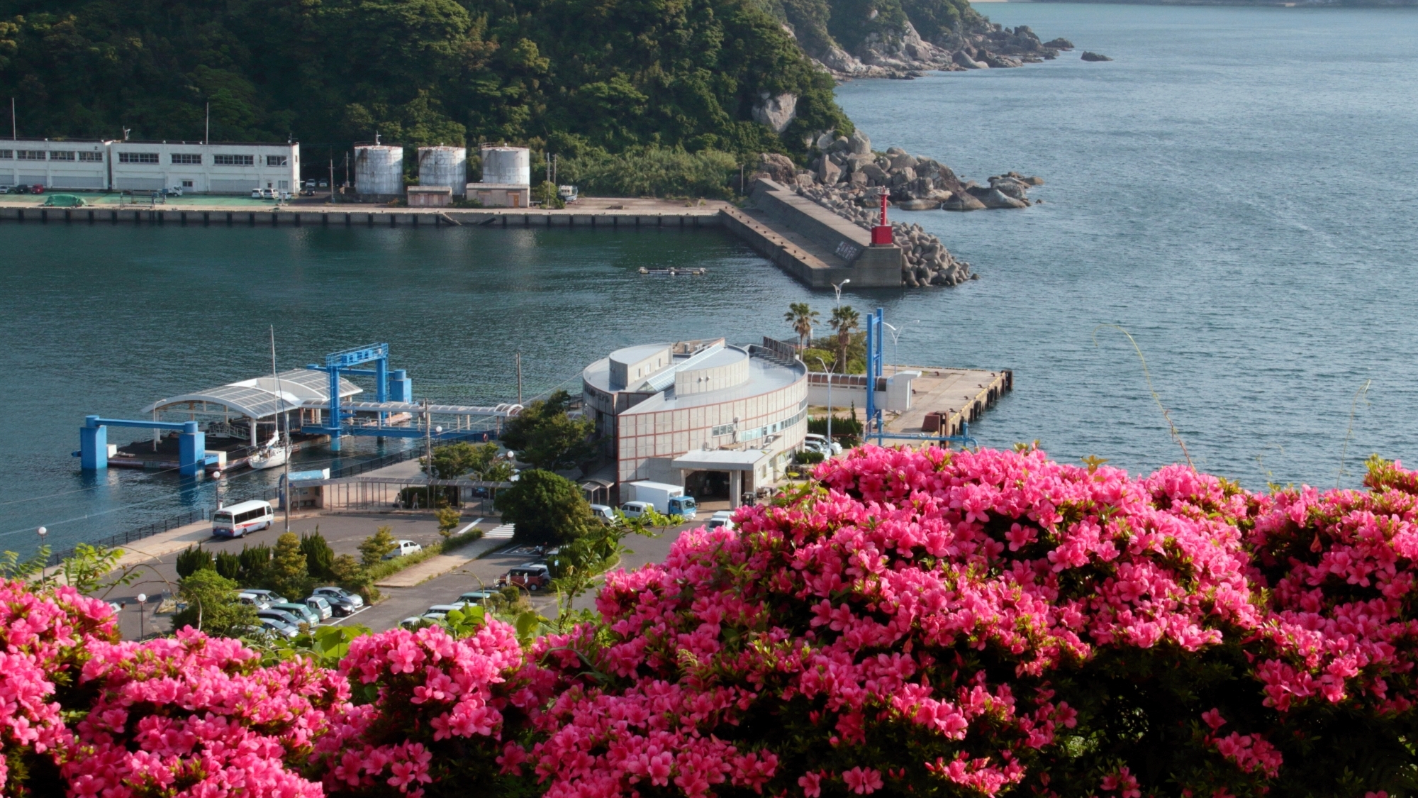 レストランより眺める奈良尾港（ホテルより車約5分、又は徒歩約10分）