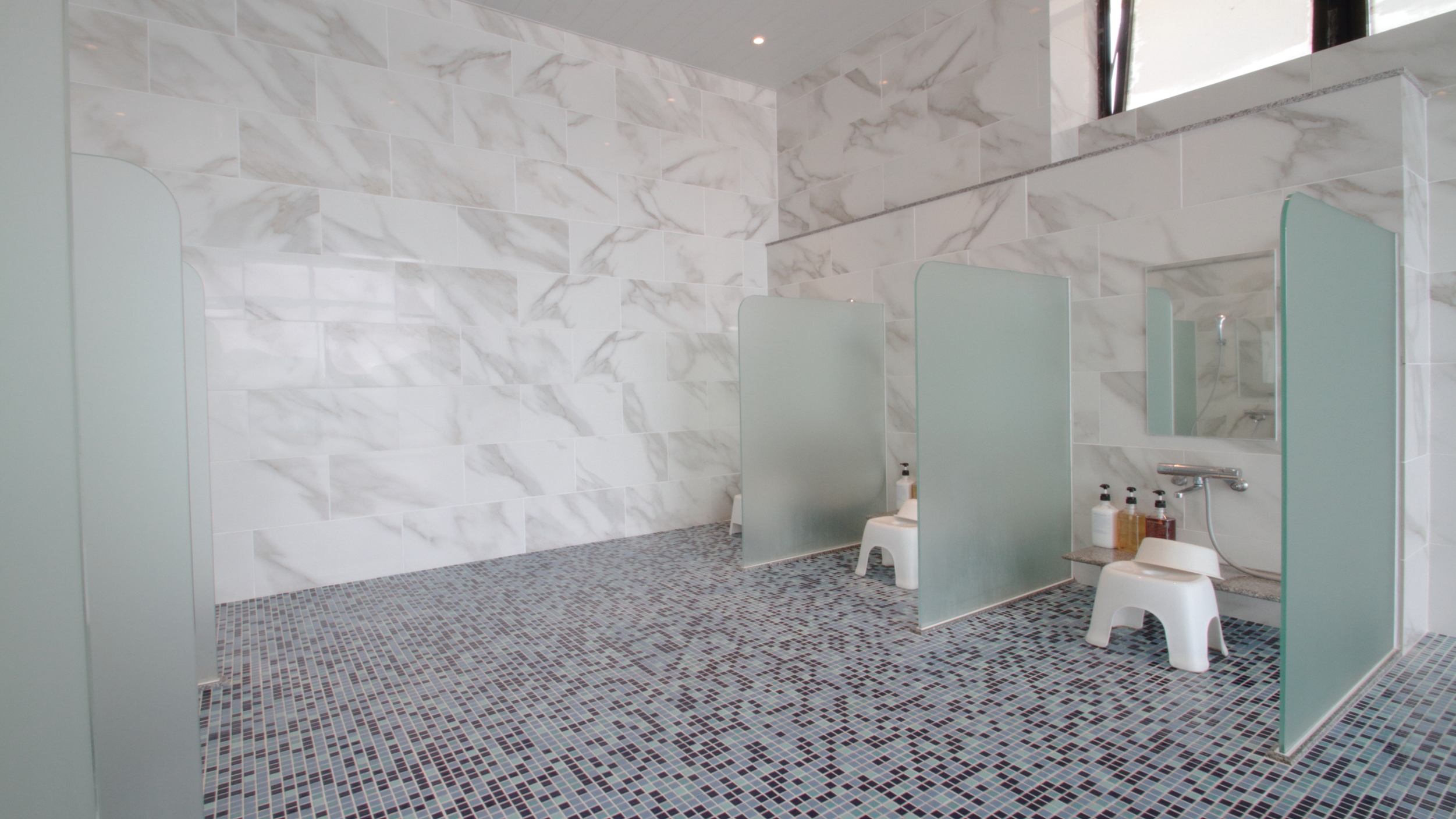 【別棟大浴場：男湯】洗い場イメージ。6か所ご用意しております。