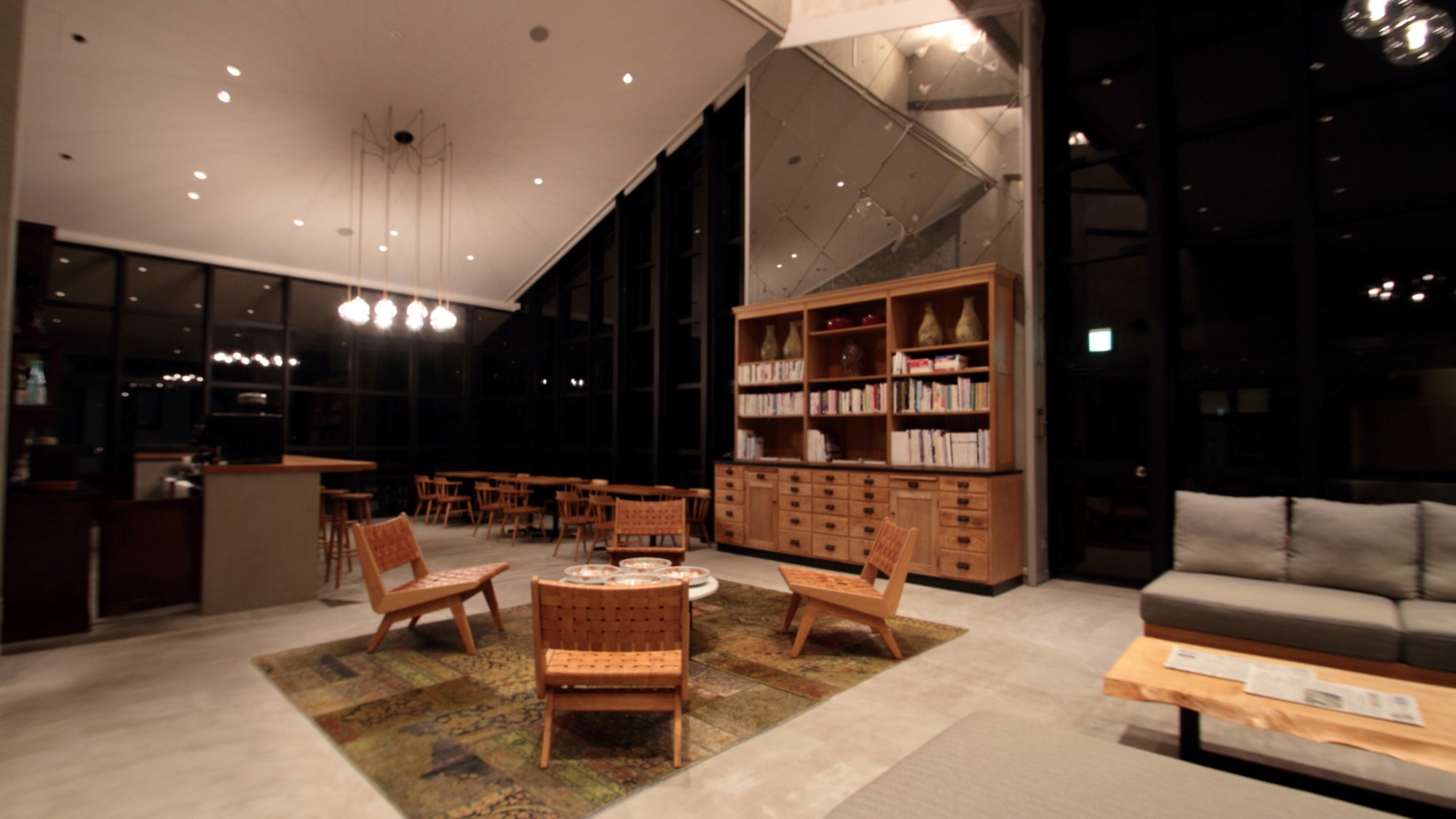 ロビーラウンジ／夕食後のひとときをのんびりとお過ごしいただけるロビーラウンジ。