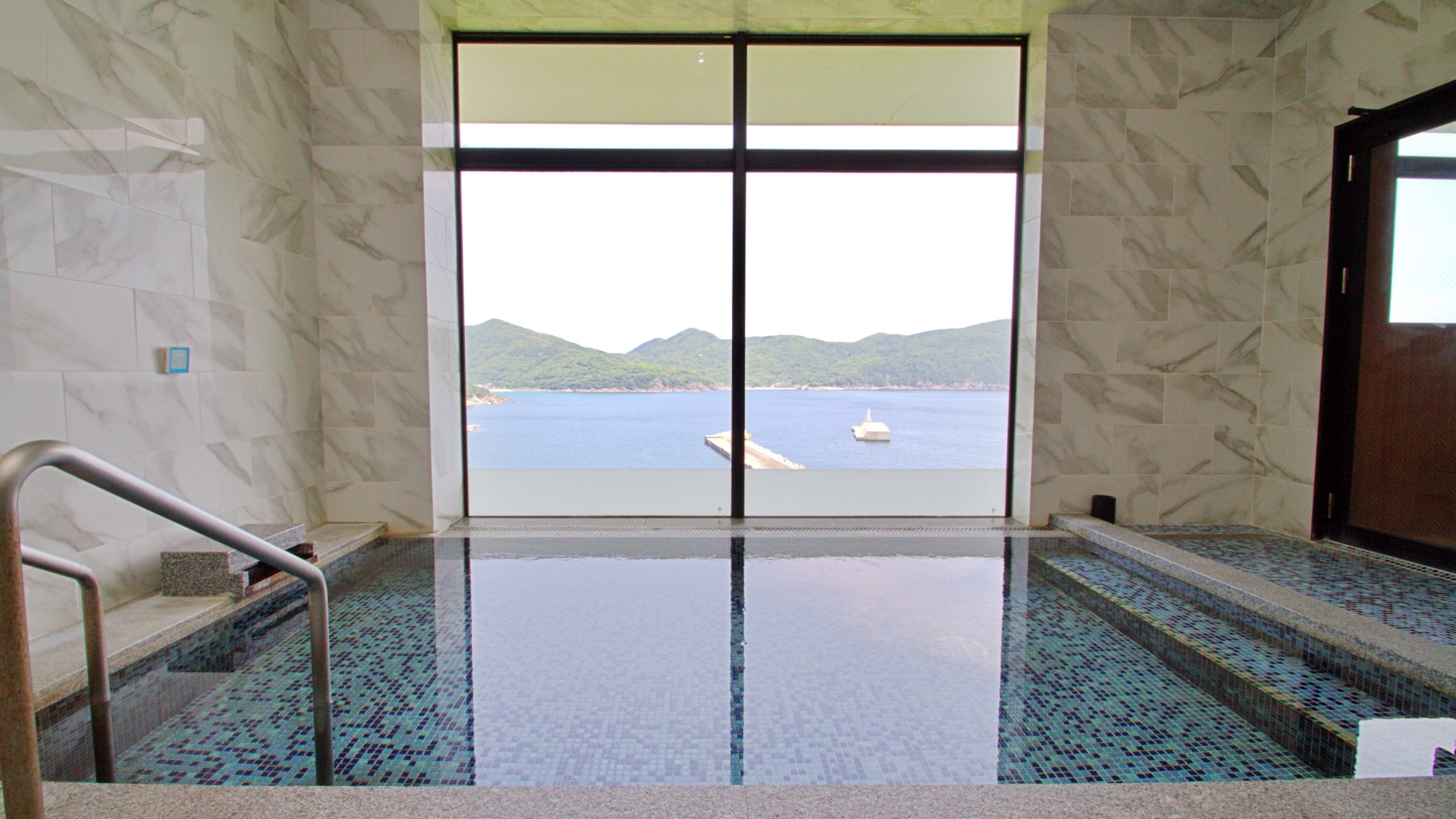 【別棟大浴場：男湯】五島の海を一望できる大浴場です