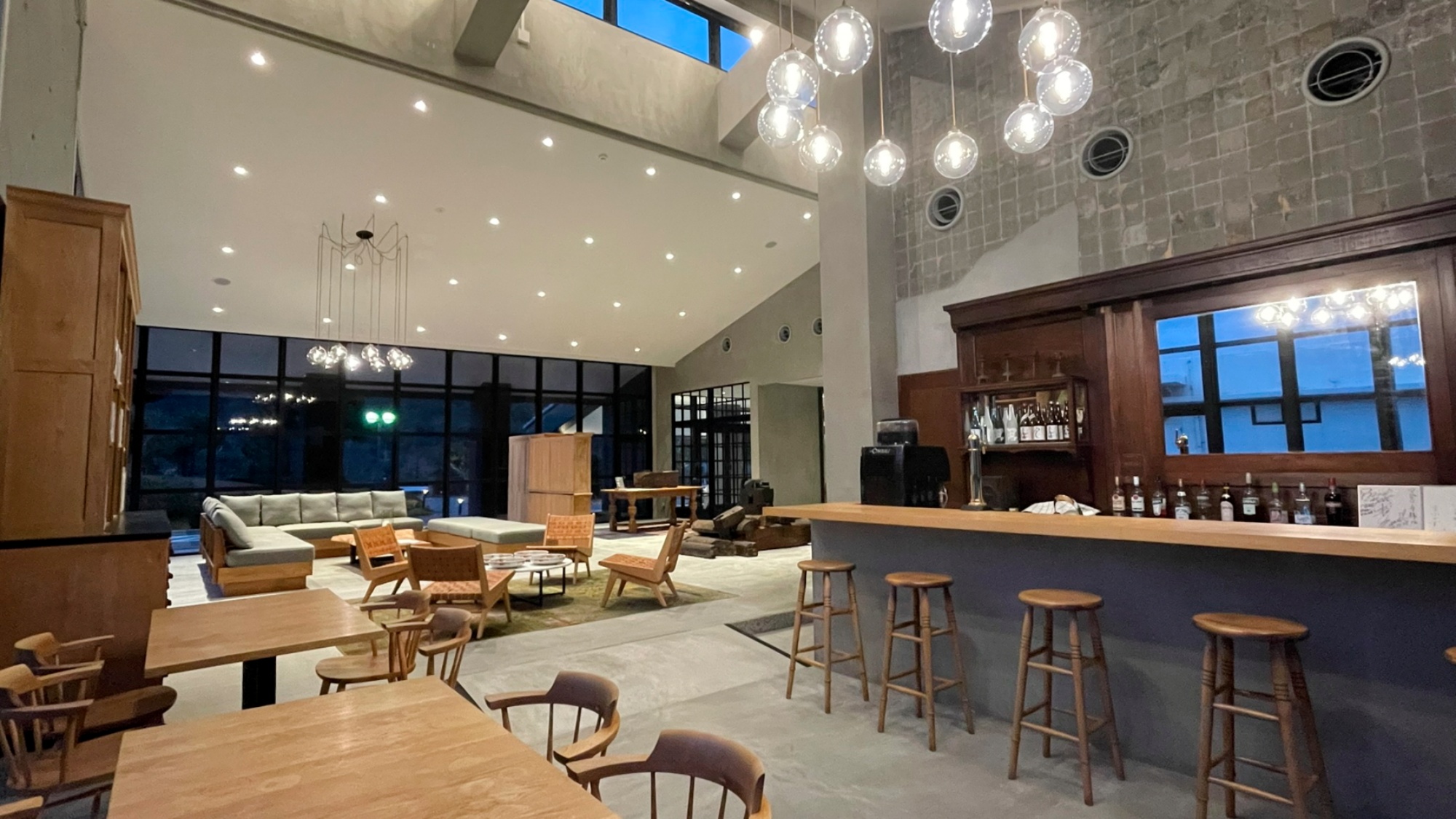 ロビーラウンジ／夕食後のひとときをのんびりとお過ごしいただけるロビーラウンジ。