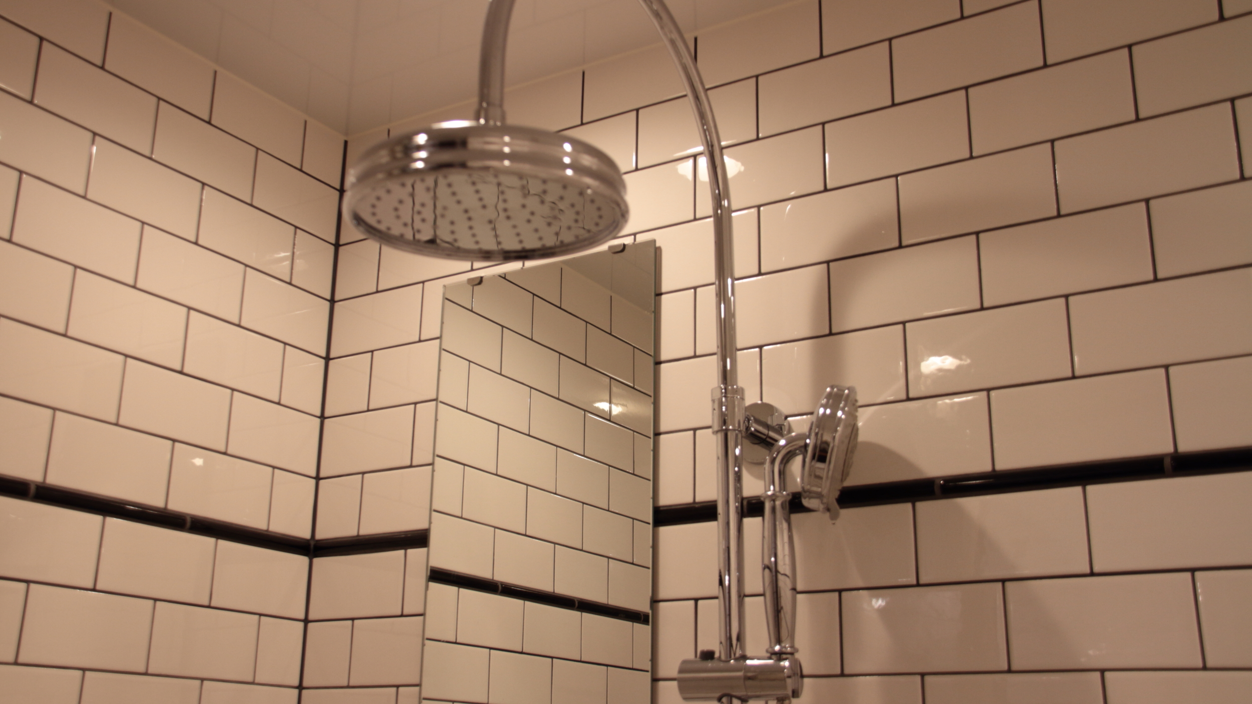 デラックスタイプ以上のお部屋に備わるお風呂のシャワー　一例