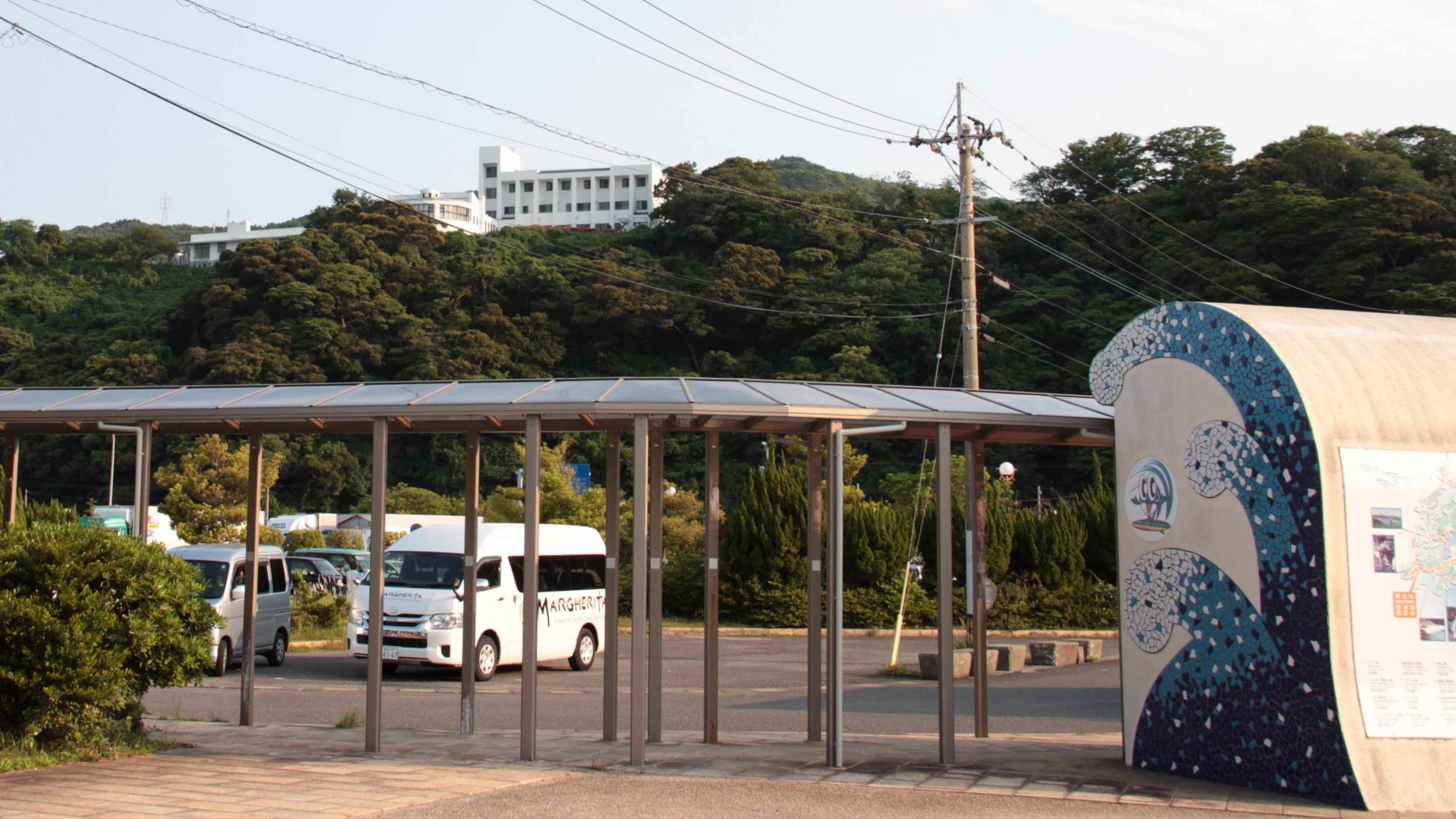 奈良尾港から眺めるホテルマルゲリータ奈良尾