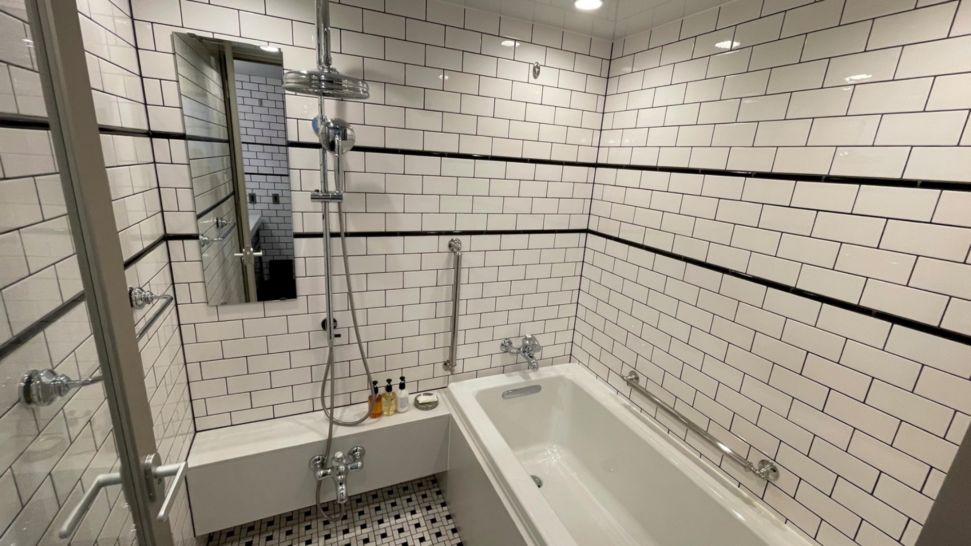 デラックスタイプ以上のお部屋に備わる洗面です。バス・トイレ別。（お部屋により配置は異なります）