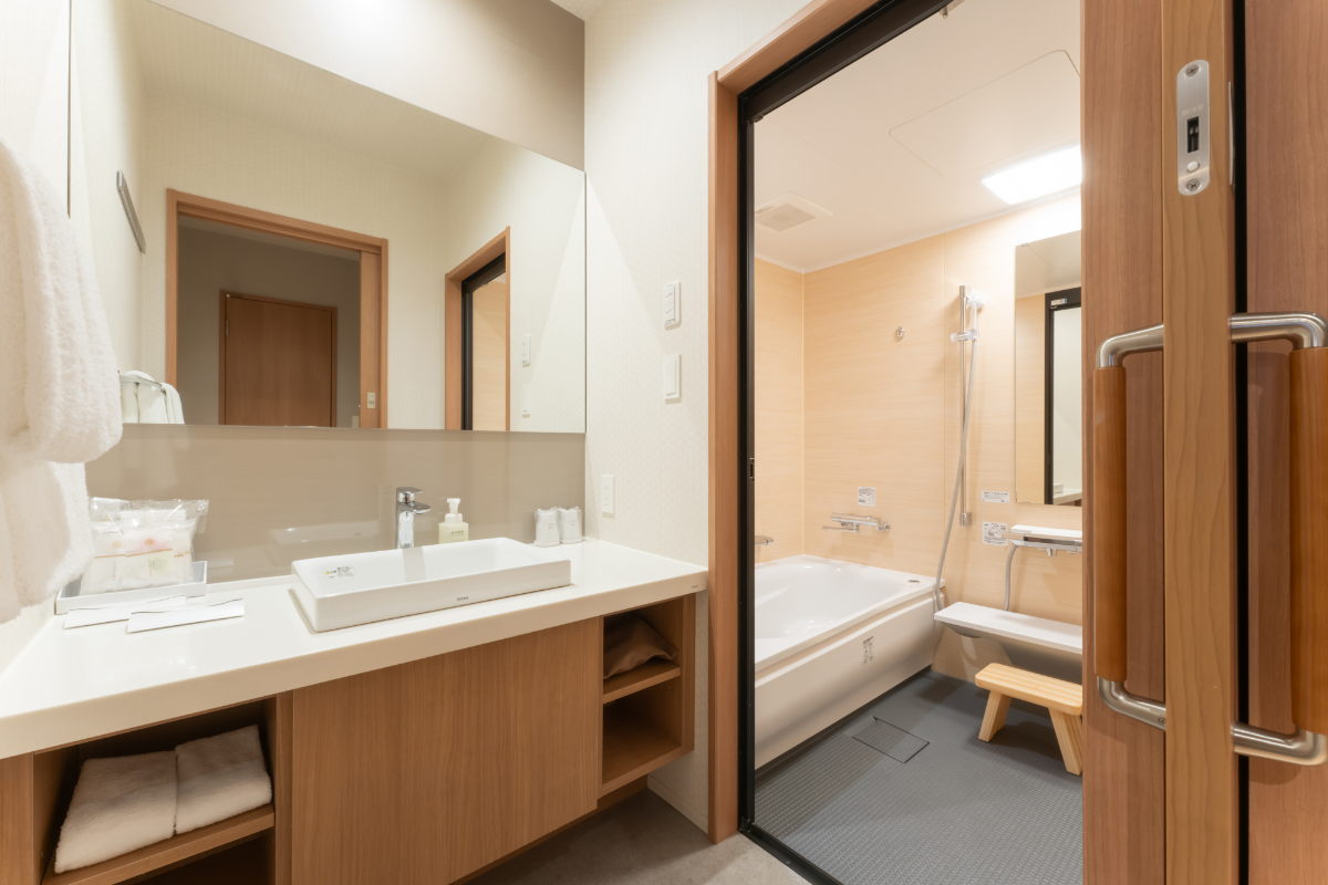 【広々としたパウダールーム】明るく清潔な空間で、ゆったりと身支度を。